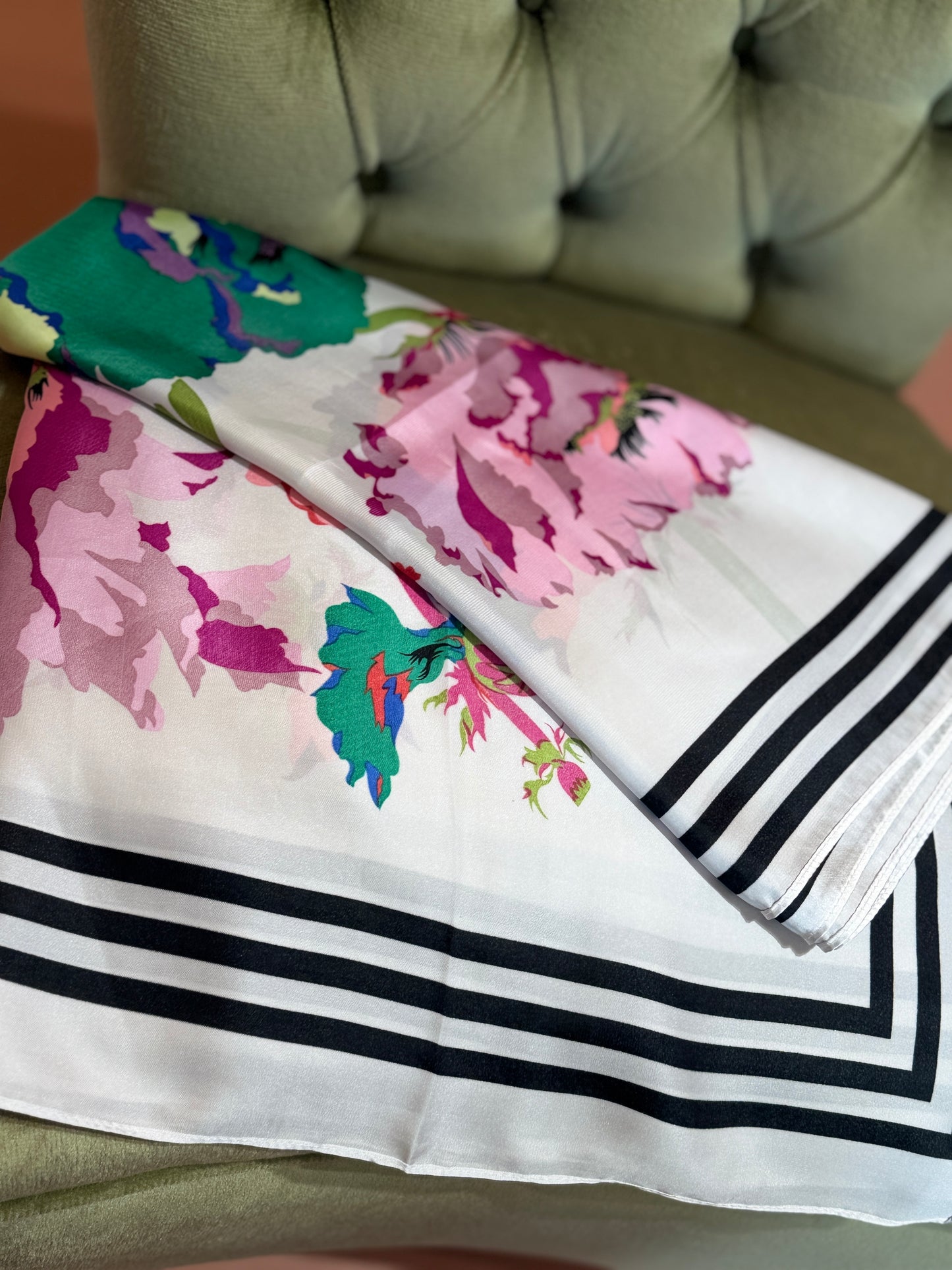 Stola con maxi fiori base BIANCO/ROSA