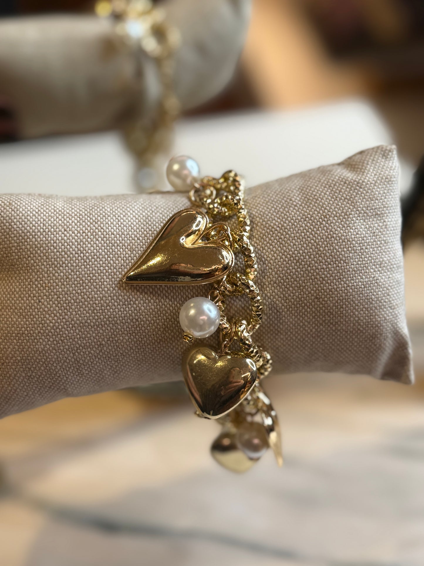 Bracciale zigrinato ORO con ciondoli e perle