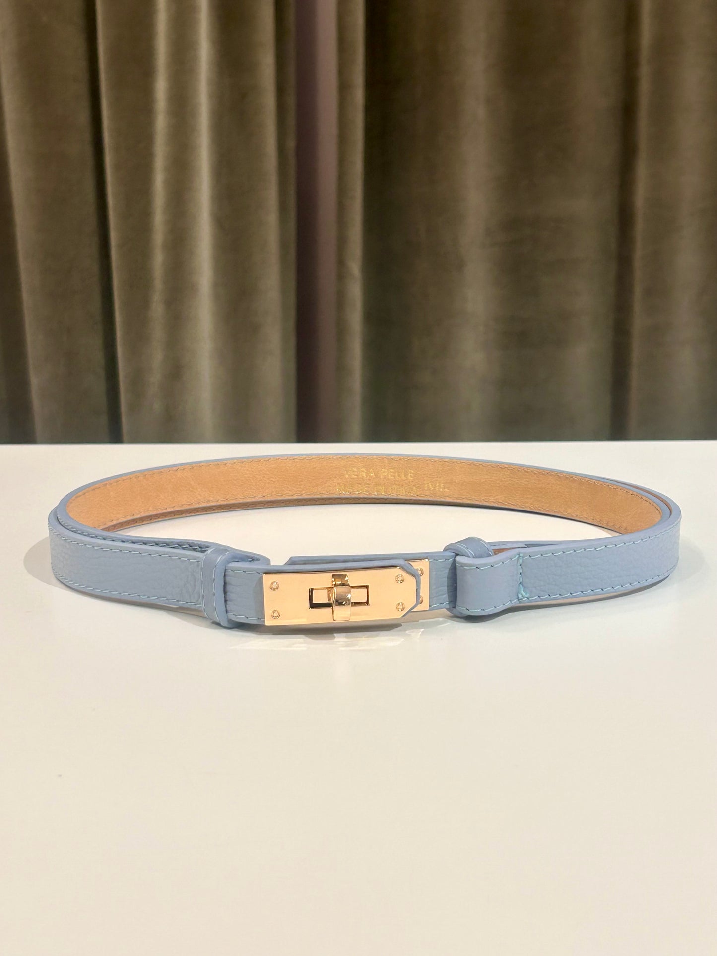 Cintura in pelle martellata con lucchetto CELESTE