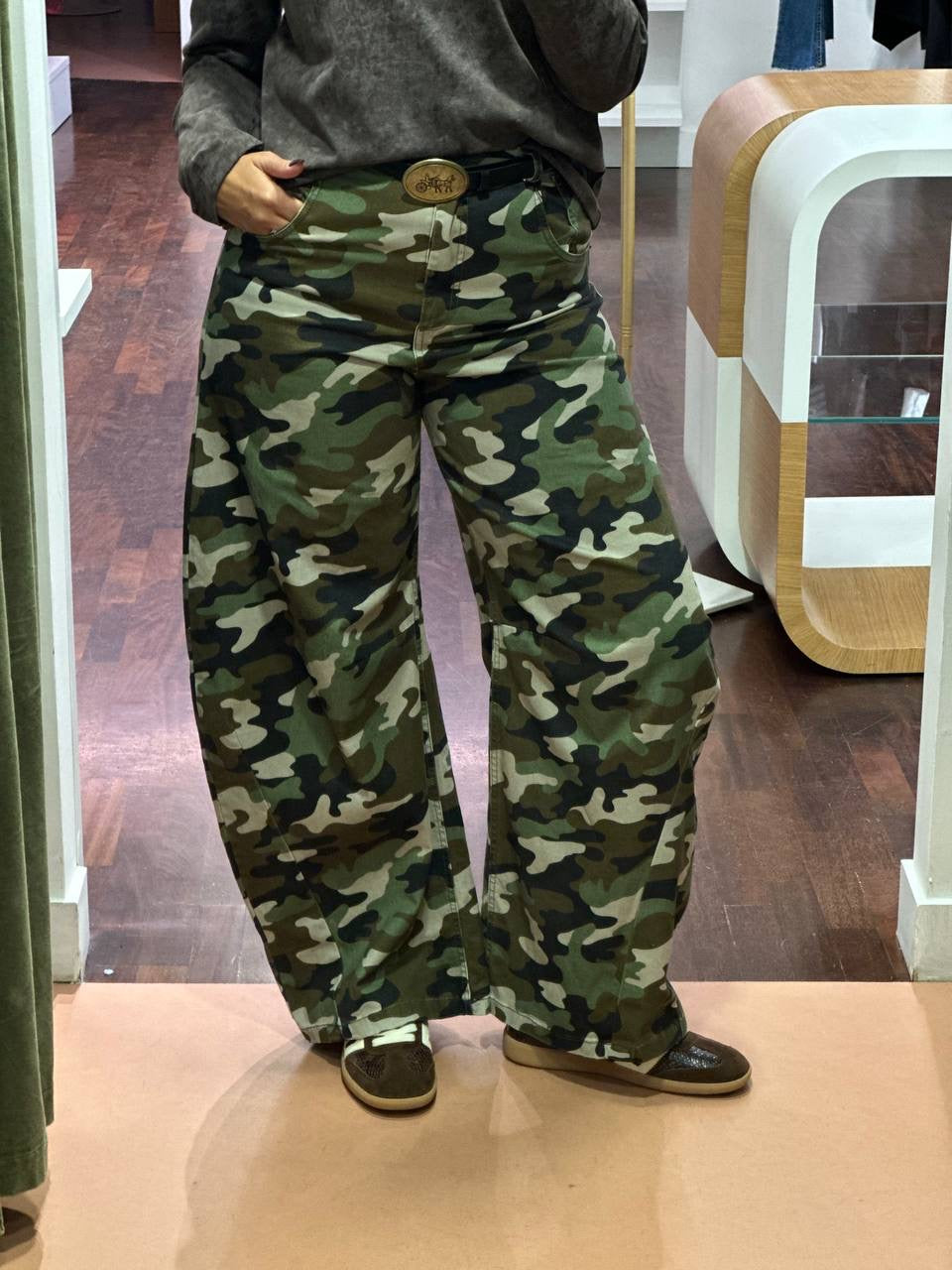 Tensione in pantalone camouflage cintura carrozza