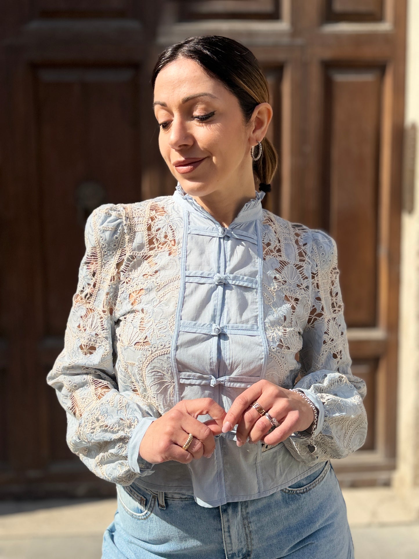 Tensione in Camicia con alamari in pizzo macramè celeste