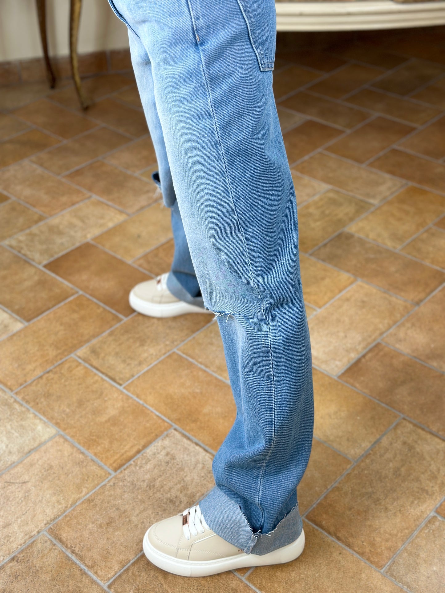 Tensione in jeans con tagli