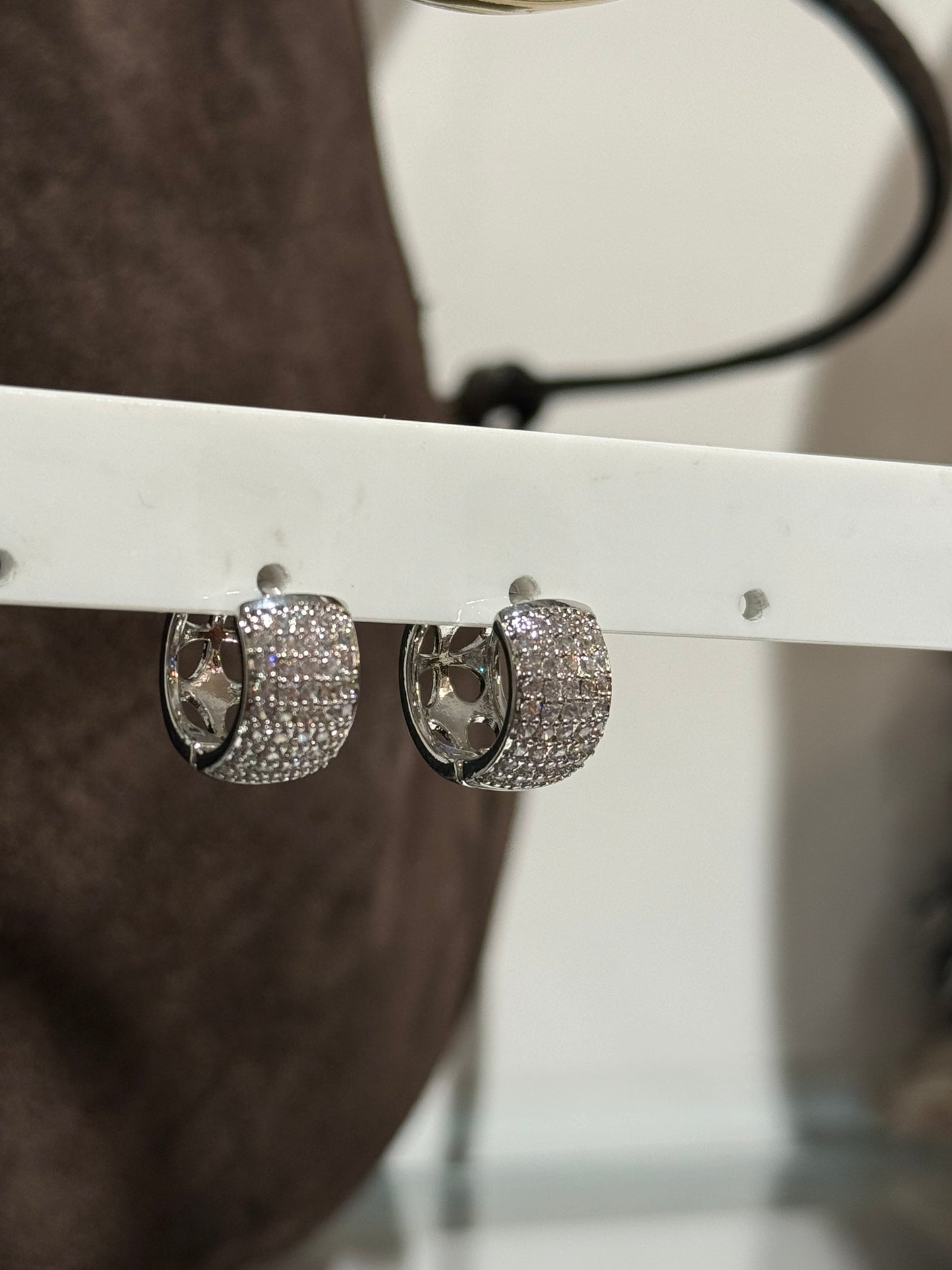 Orecchini medi cerchio con dettaglio strass ARGENTO