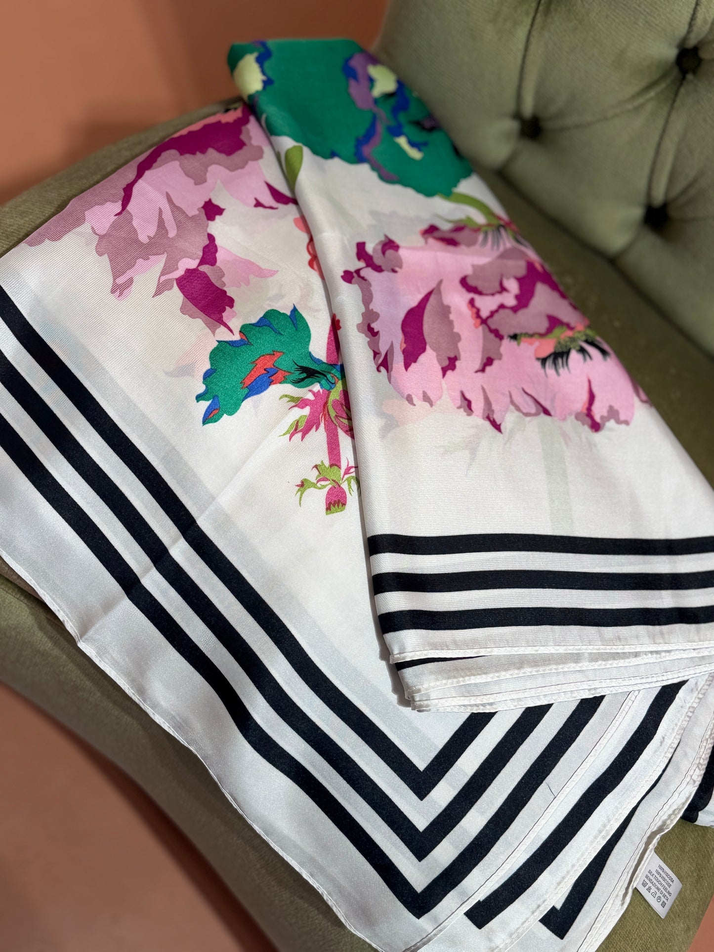 Stola con maxi fiori base BIANCO/ROSA