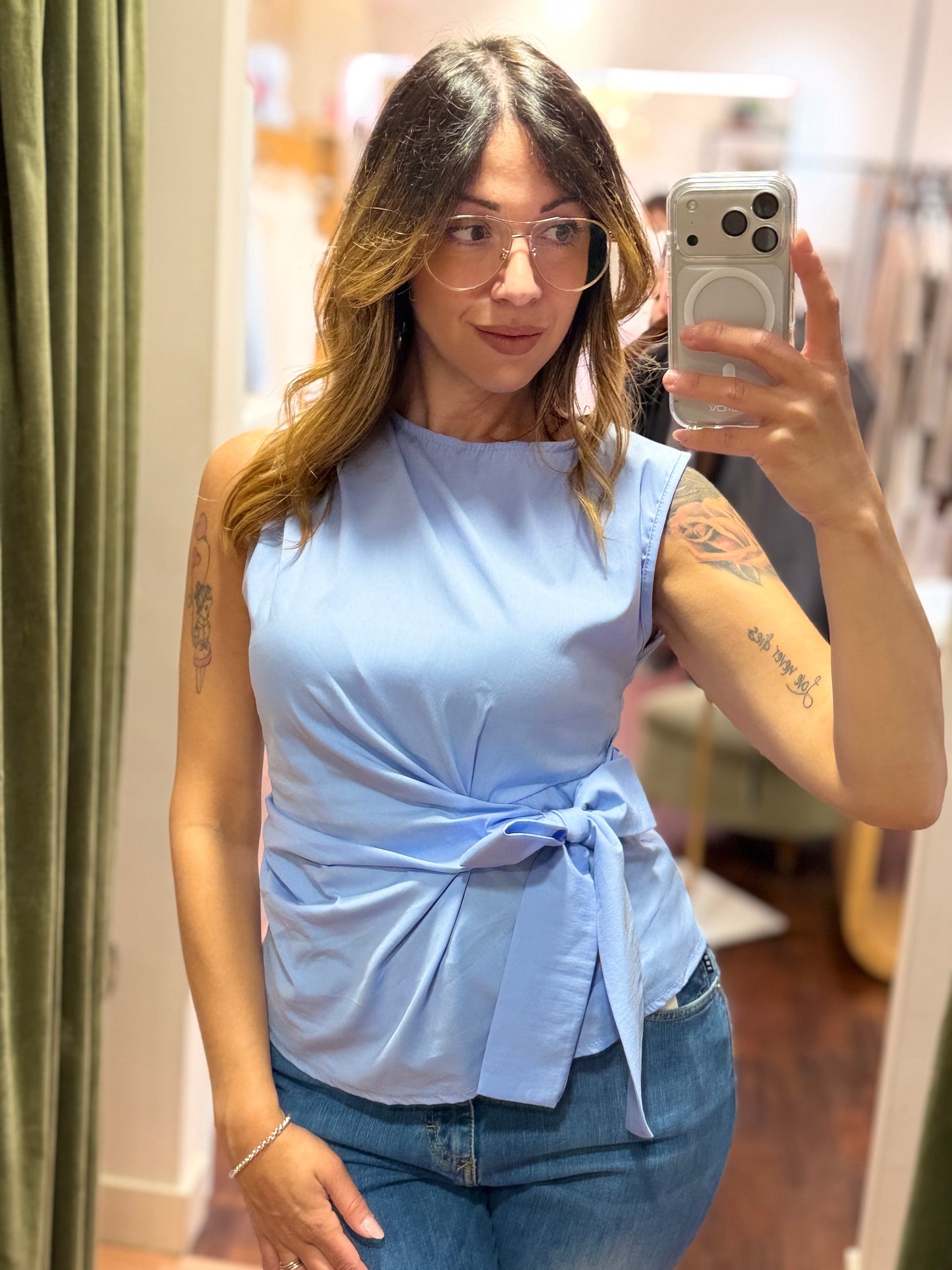 Top con fiocco laterale (disponibile in più colori)