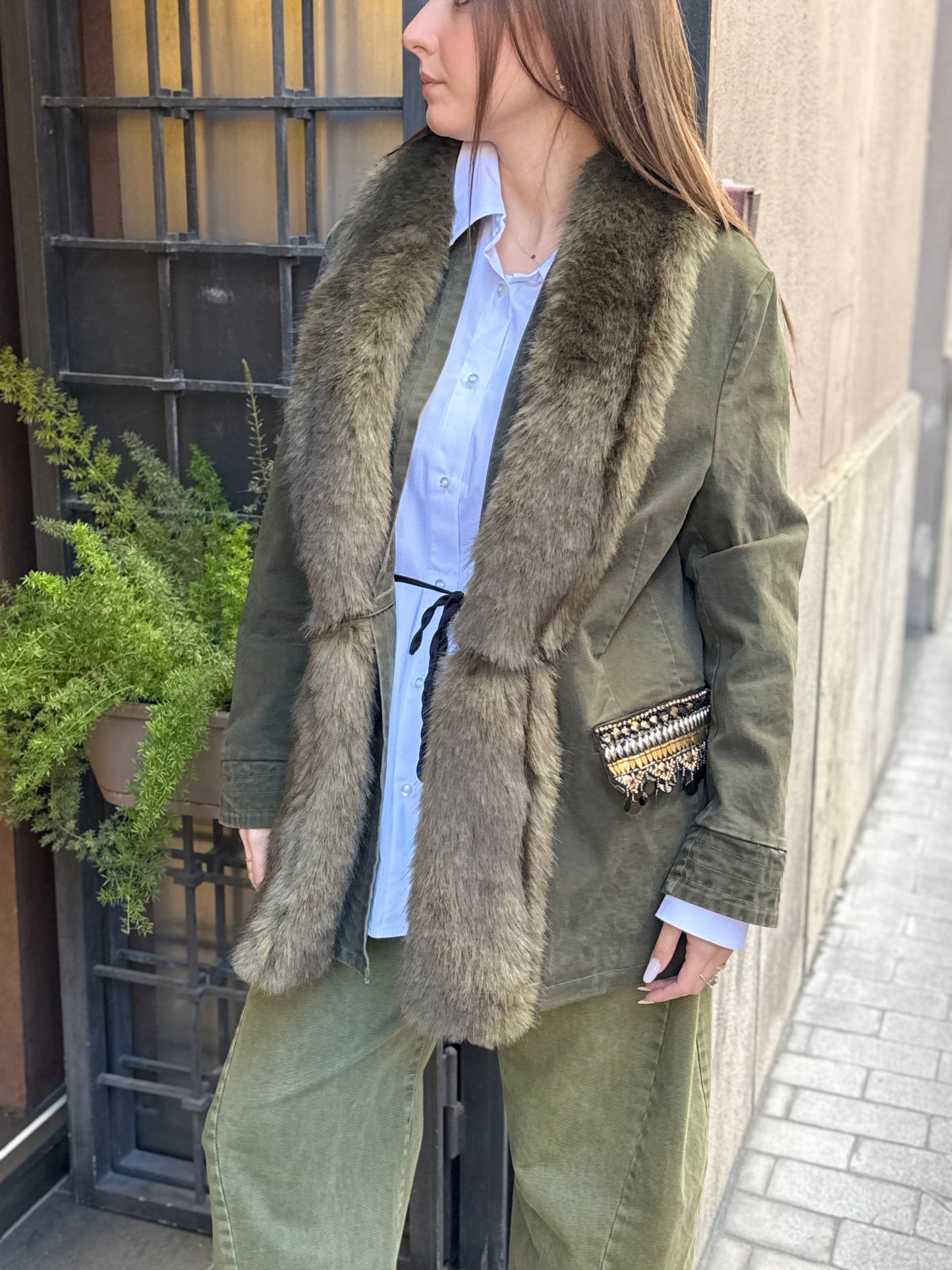 Tensione in giacca over interno trapuntato collo eco-pelliccia MILITARE