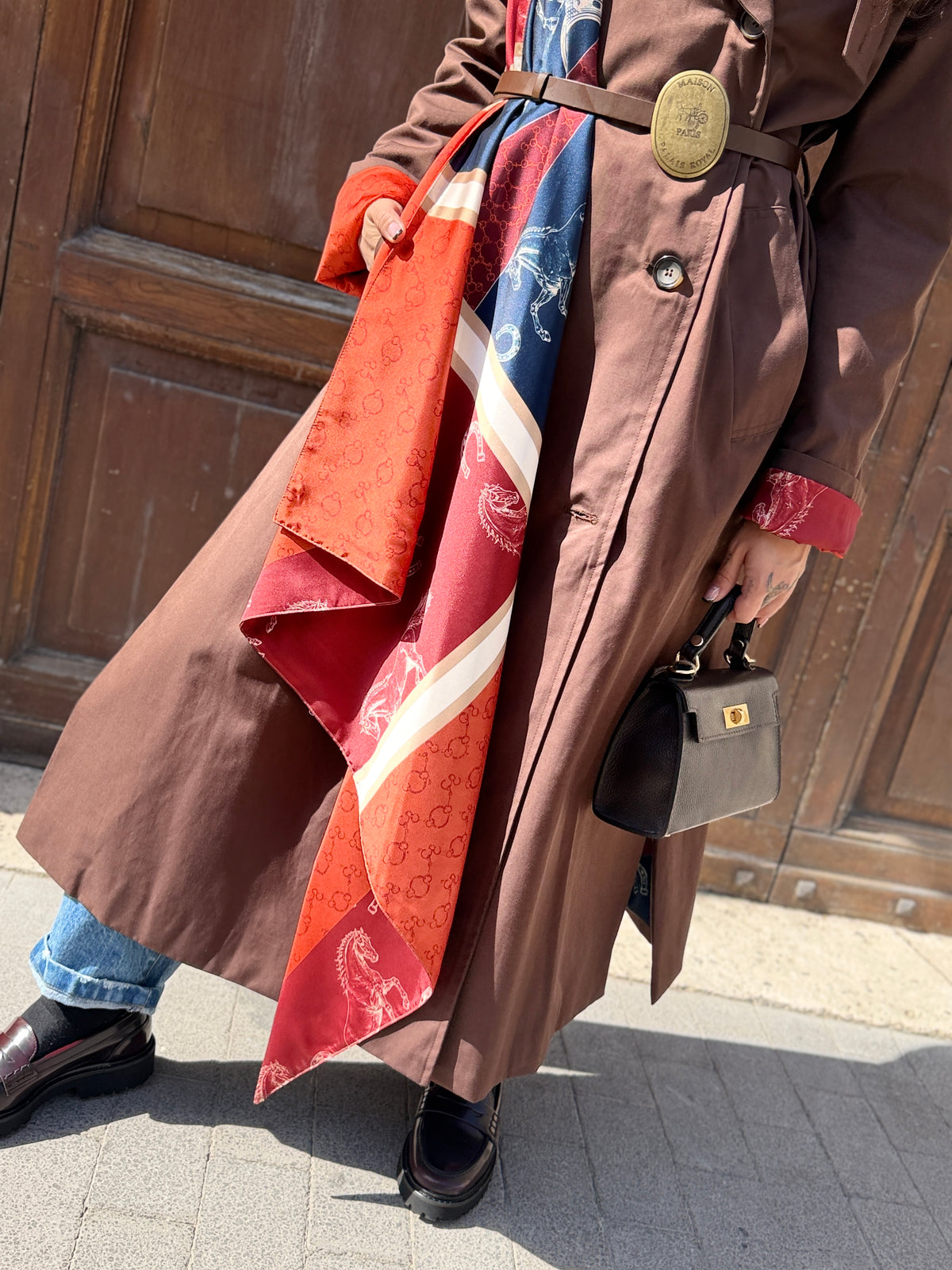 Tensione in Trench con foulard MORO