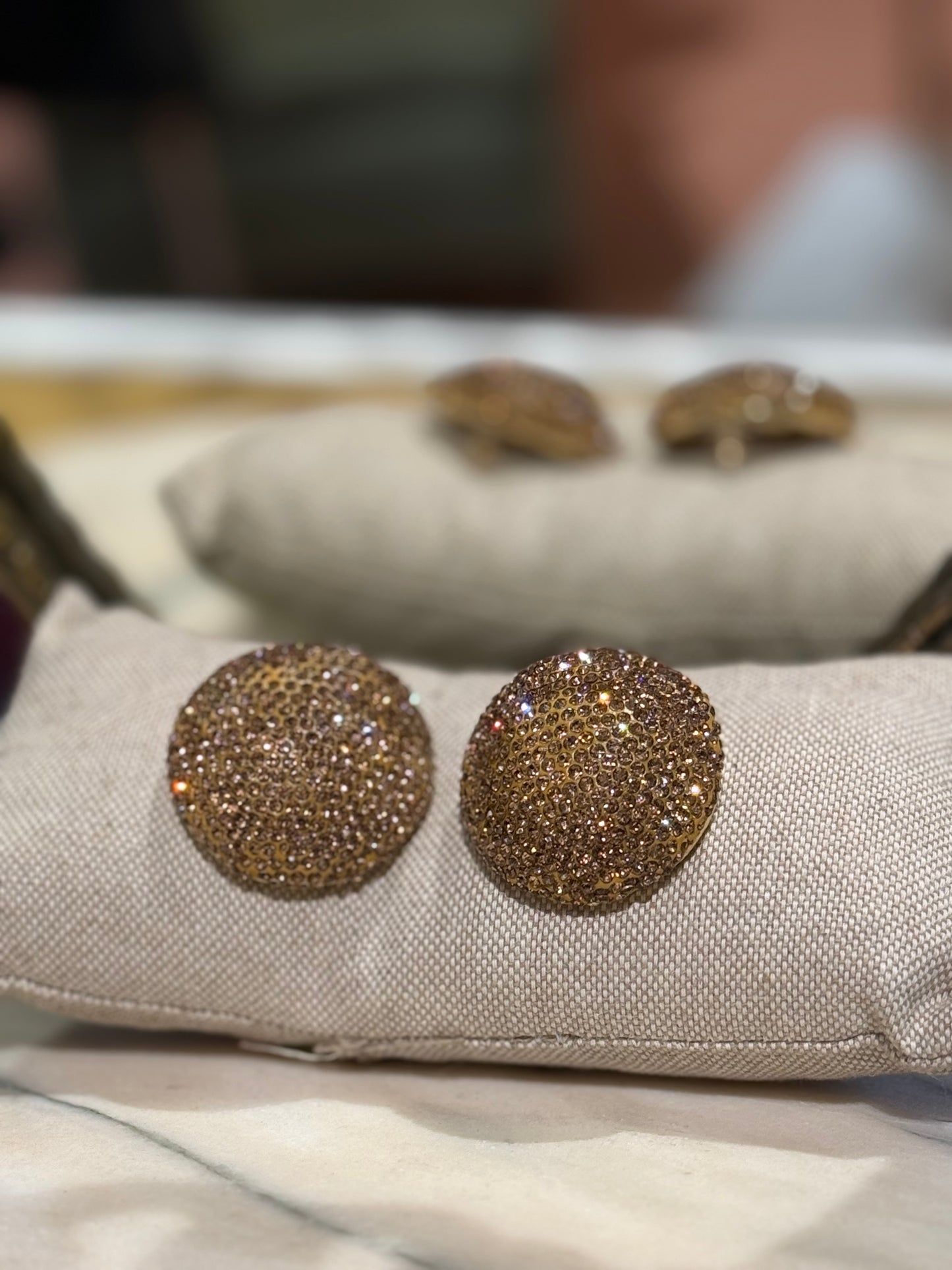 Orecchini bottoni con strass ORO