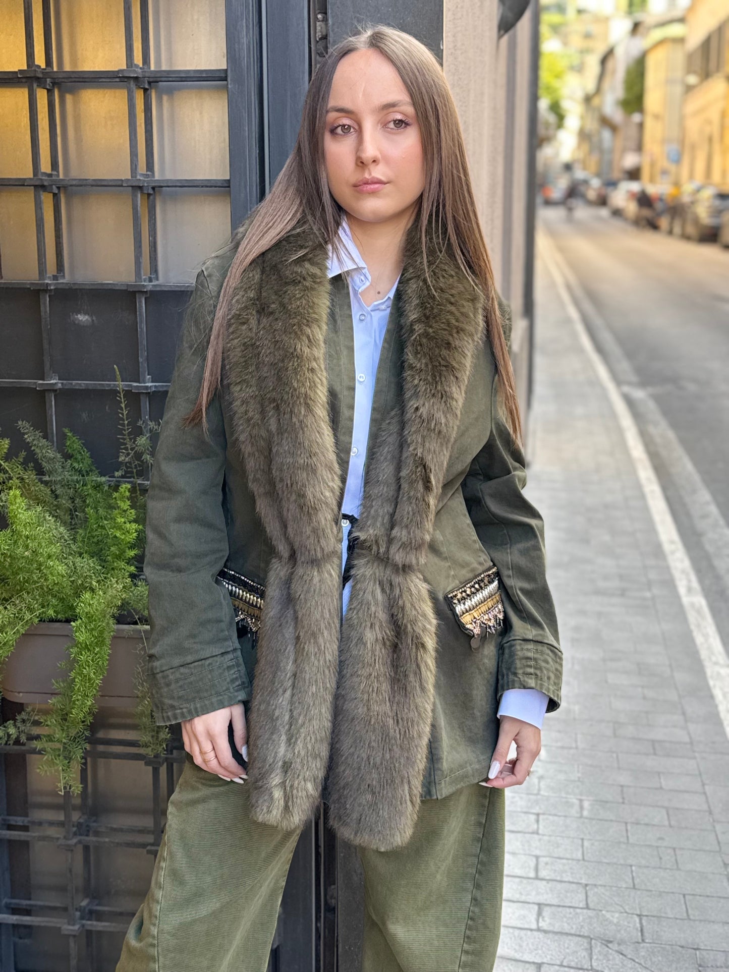 Tensione in giacca over interno trapuntato collo eco-pelliccia MILITARE