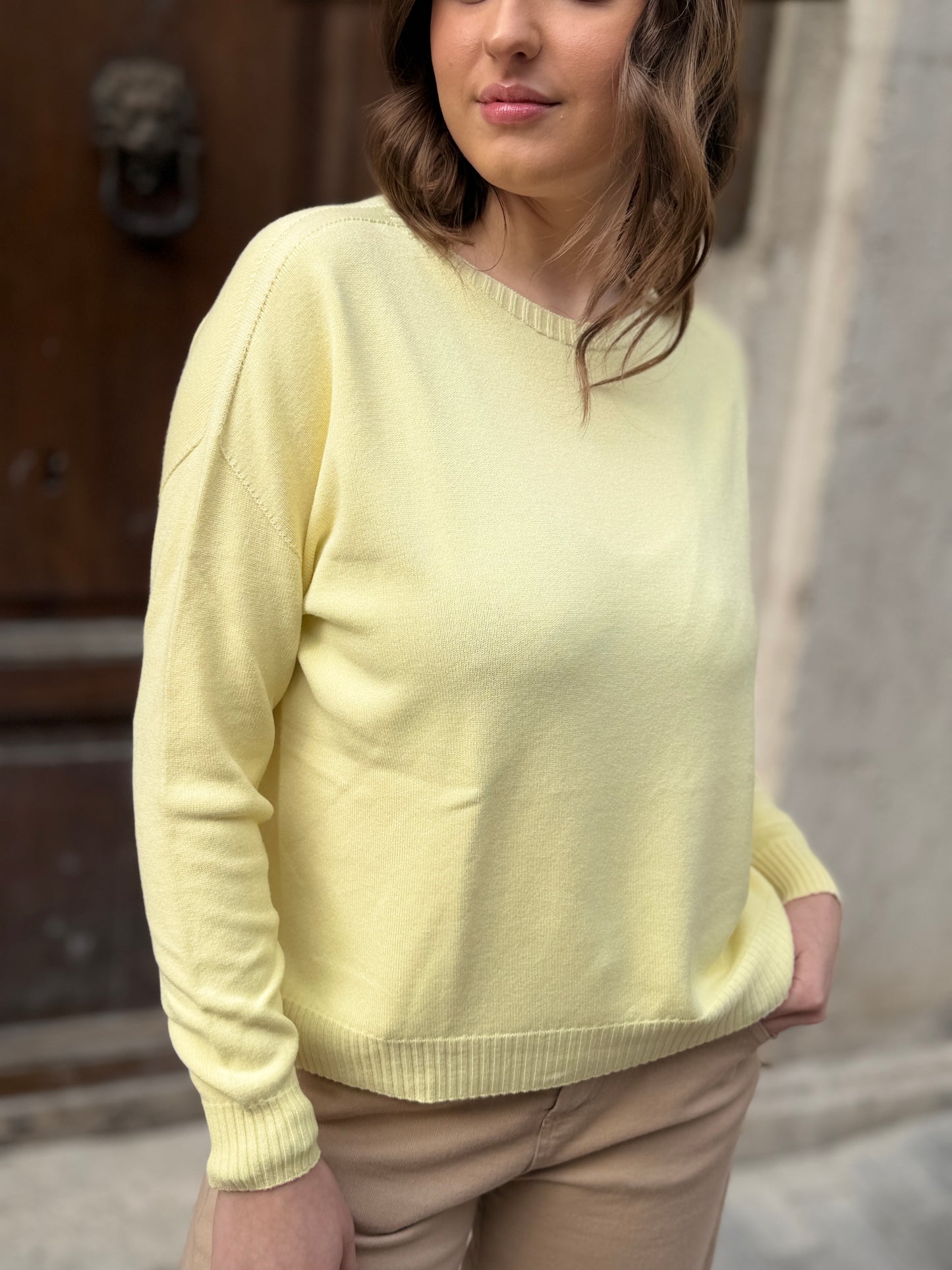 Tensione in Maglia girocollo con bottone gioiello GIALLO