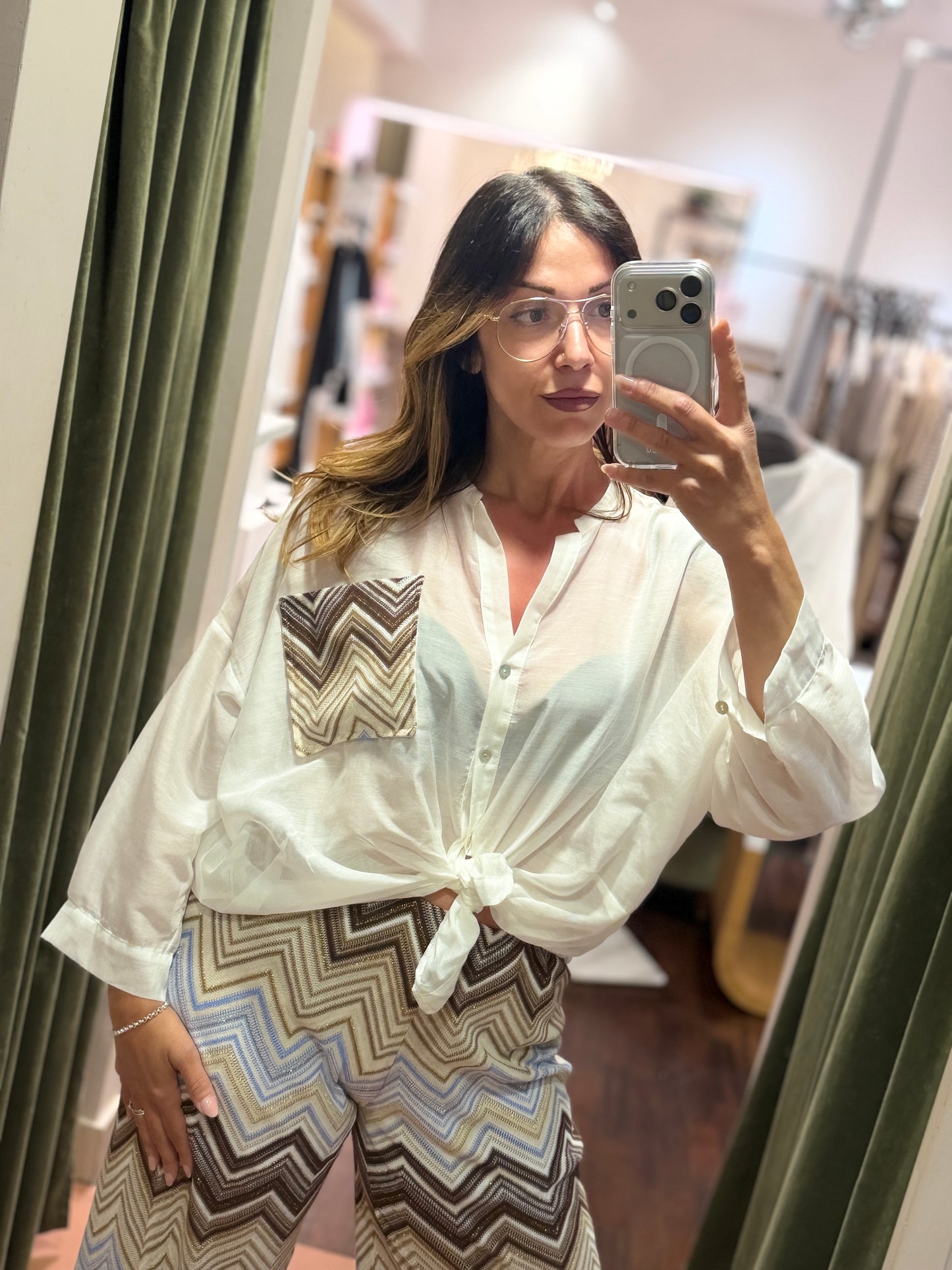 Tensione in Camicia bianca con taschino Zig zag