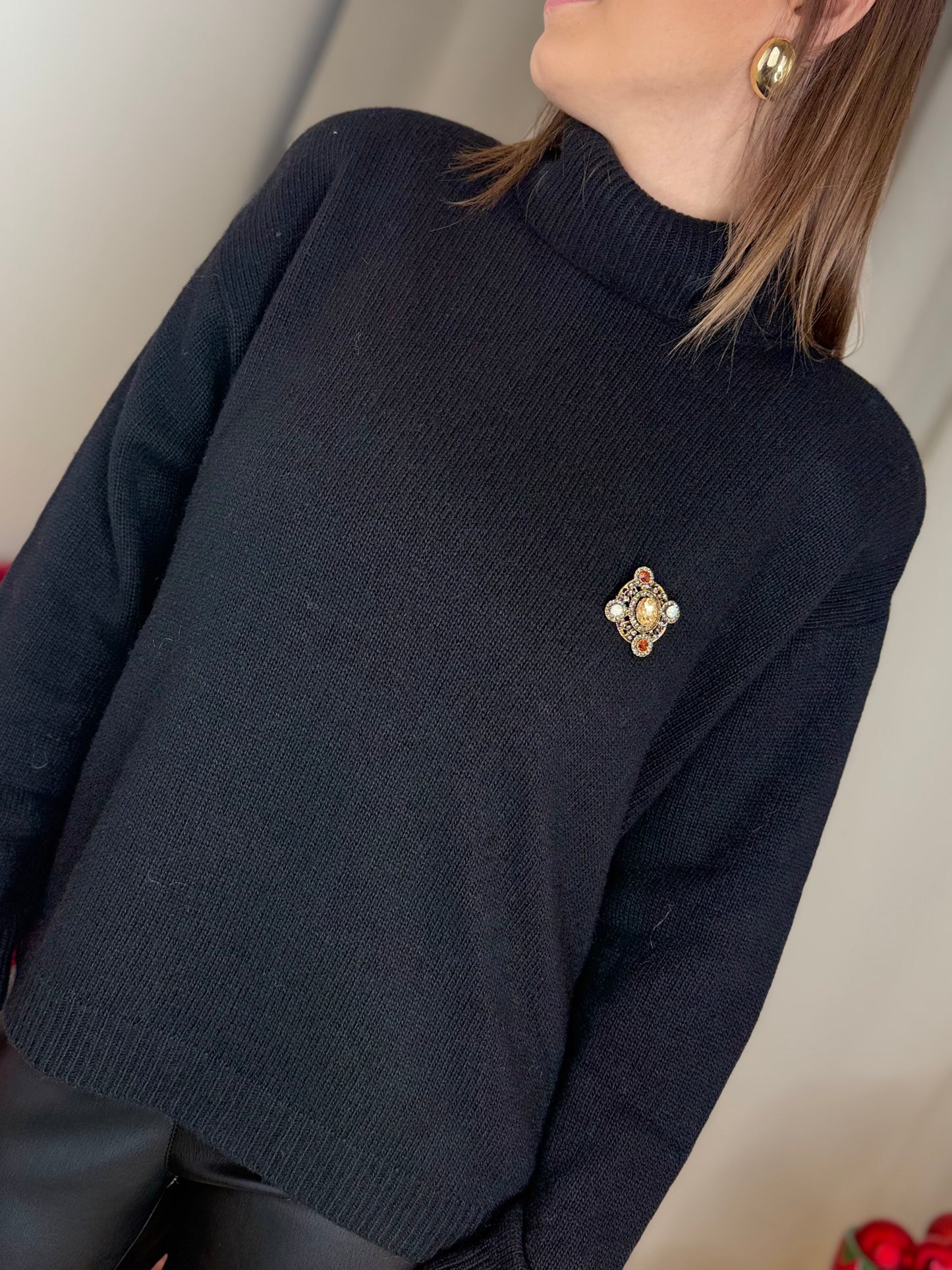 Tensione in Dolcevita NERO con spille