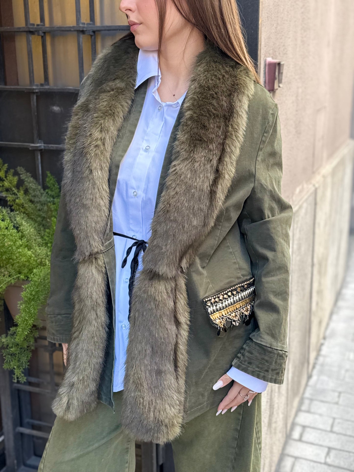 Tensione in giacca over interno trapuntato collo eco-pelliccia MILITARE