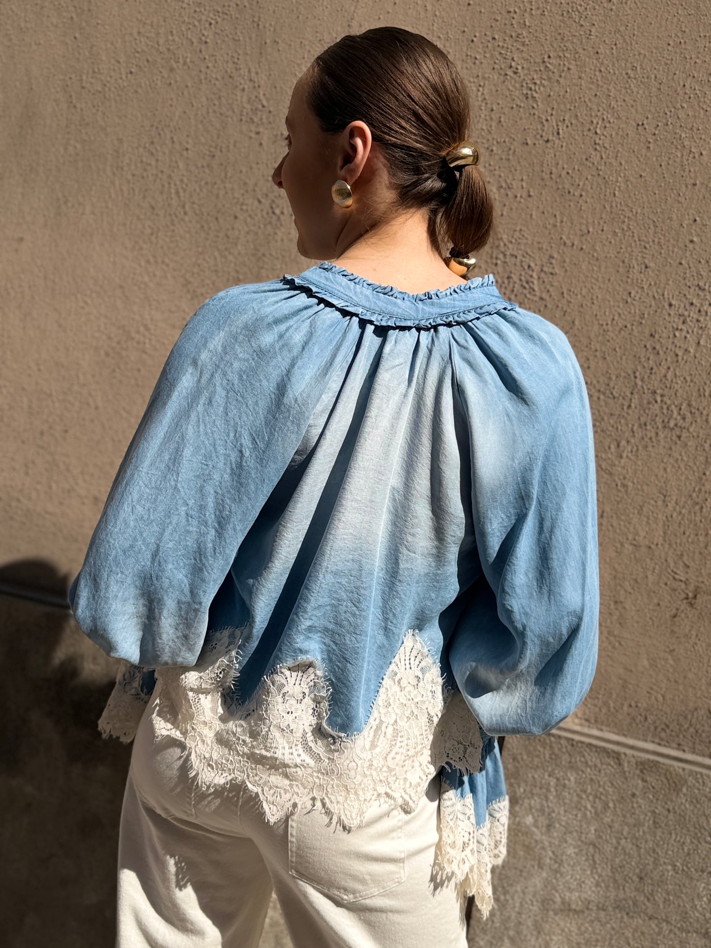 Tensione in Blusa in denim con pizzo