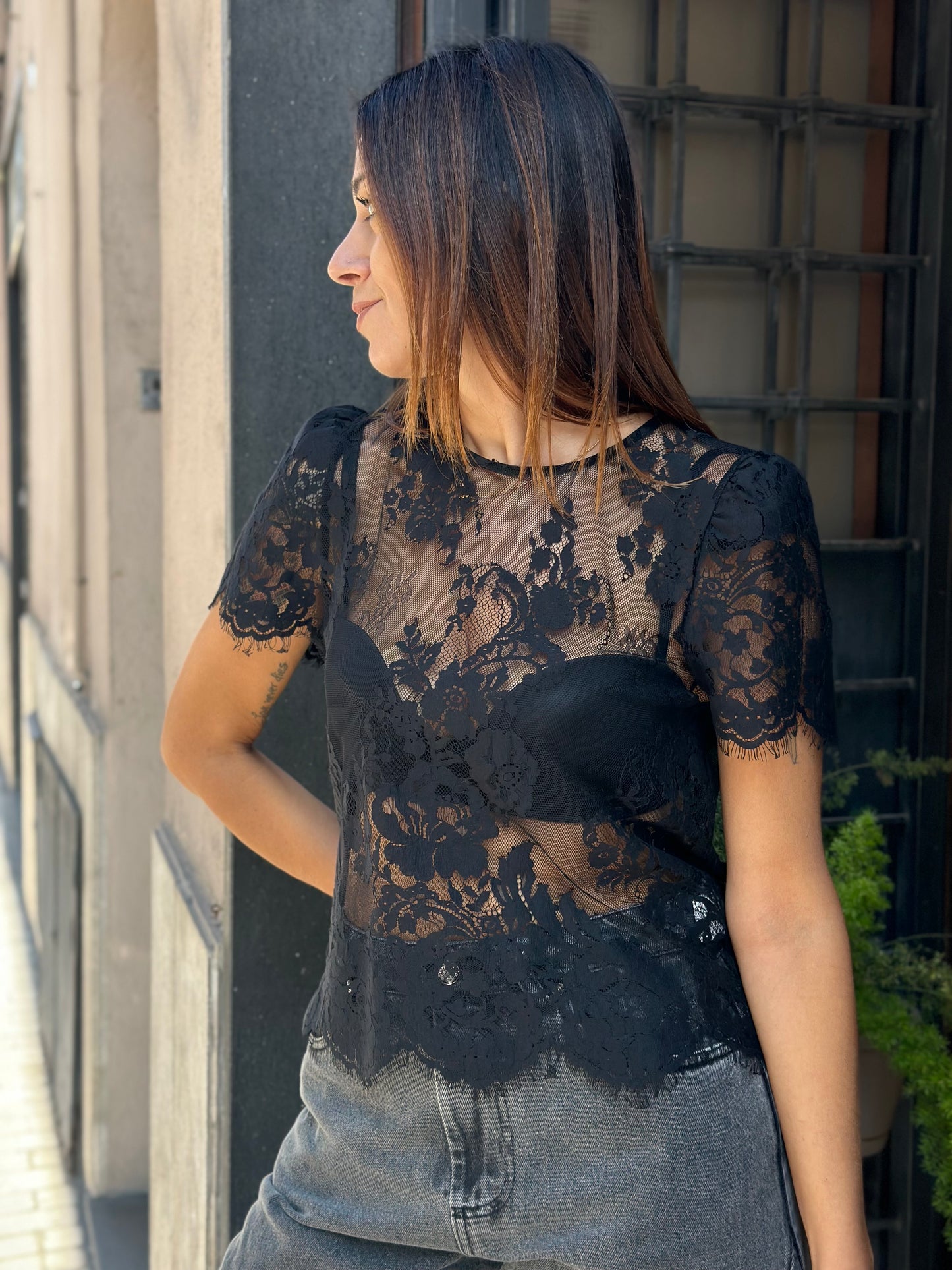 Tensione In Blusa in pizzo NERO manica corta