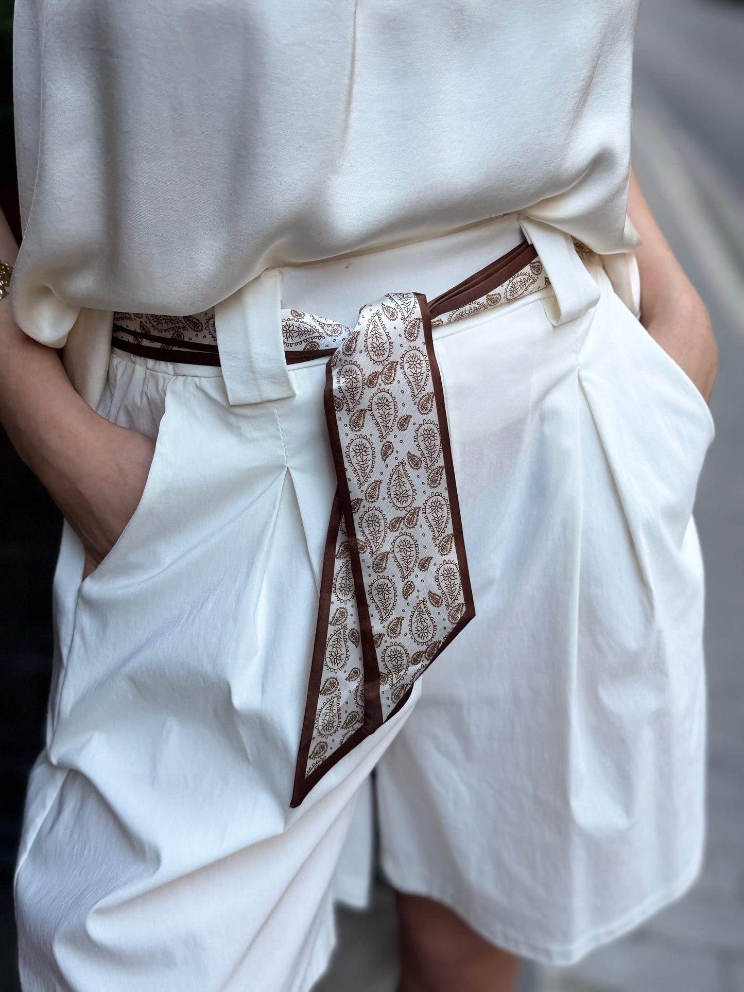 Bermuda con Foulard Bianco e Fango