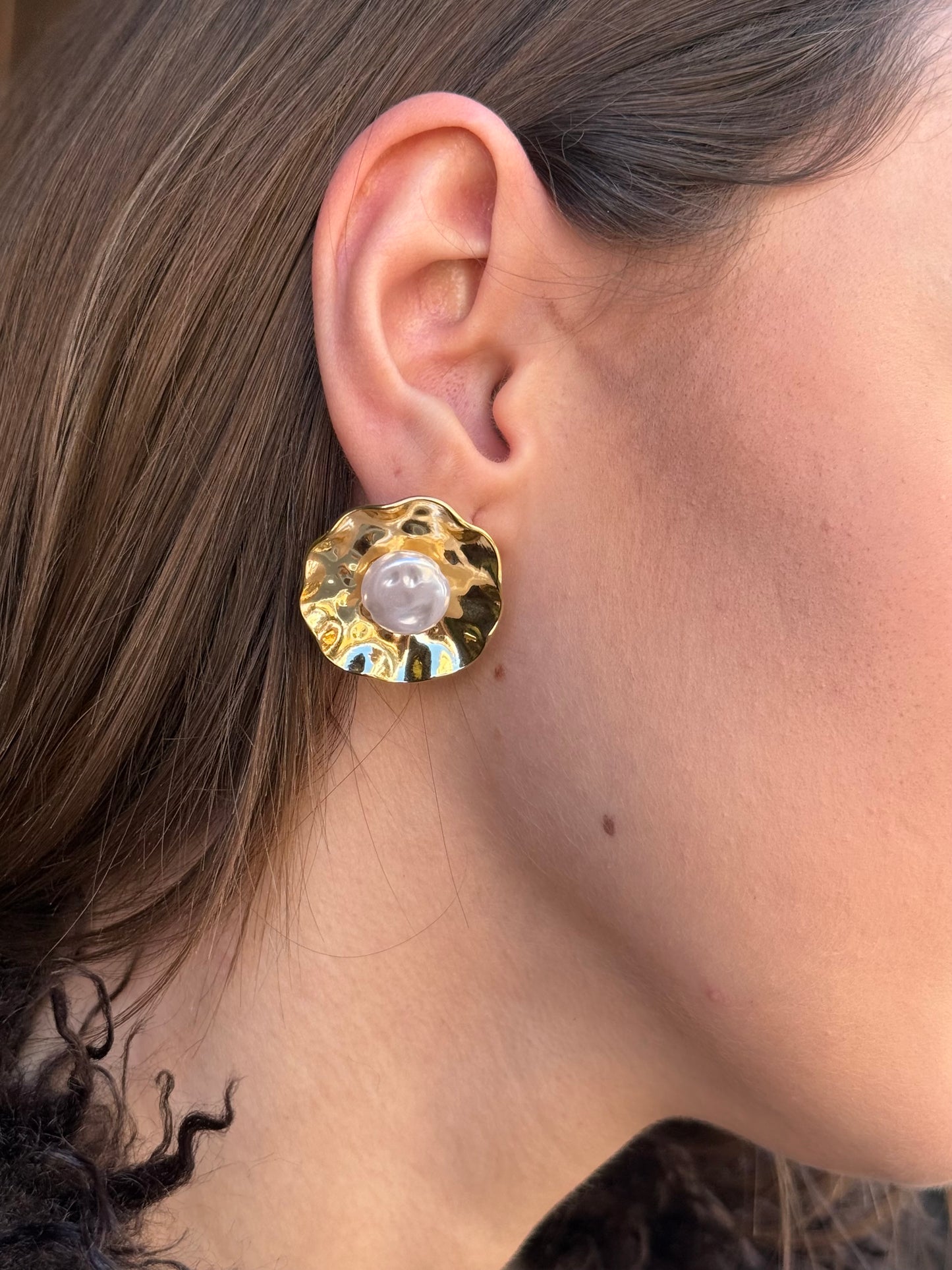 Orecchini martellati ORO con perla