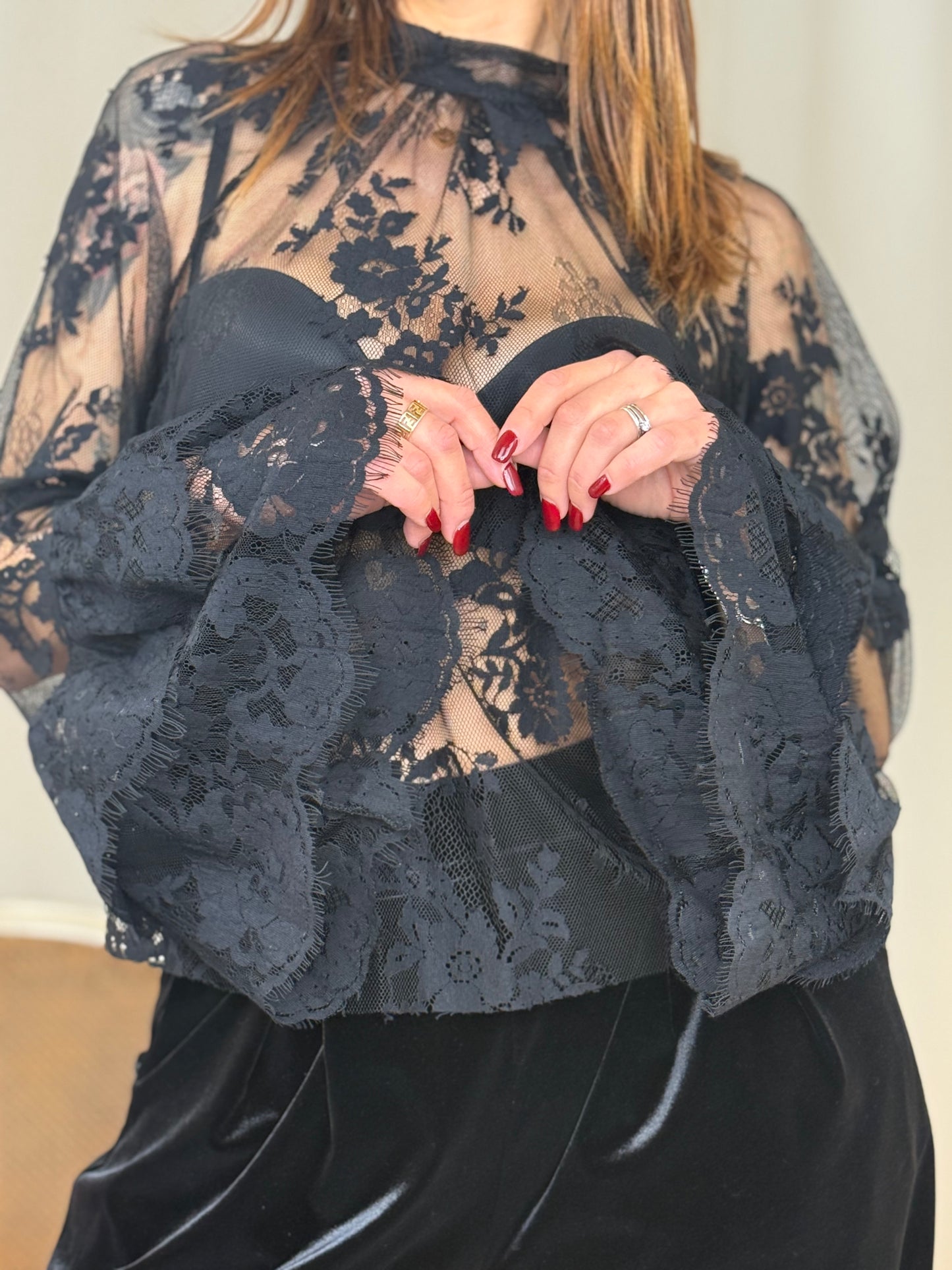 Tensione in Blusa in pizzo NERA con manica a campana