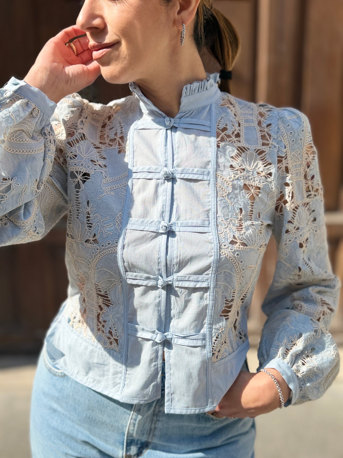 Tensione in Camicia con alamari in pizzo macramè celeste