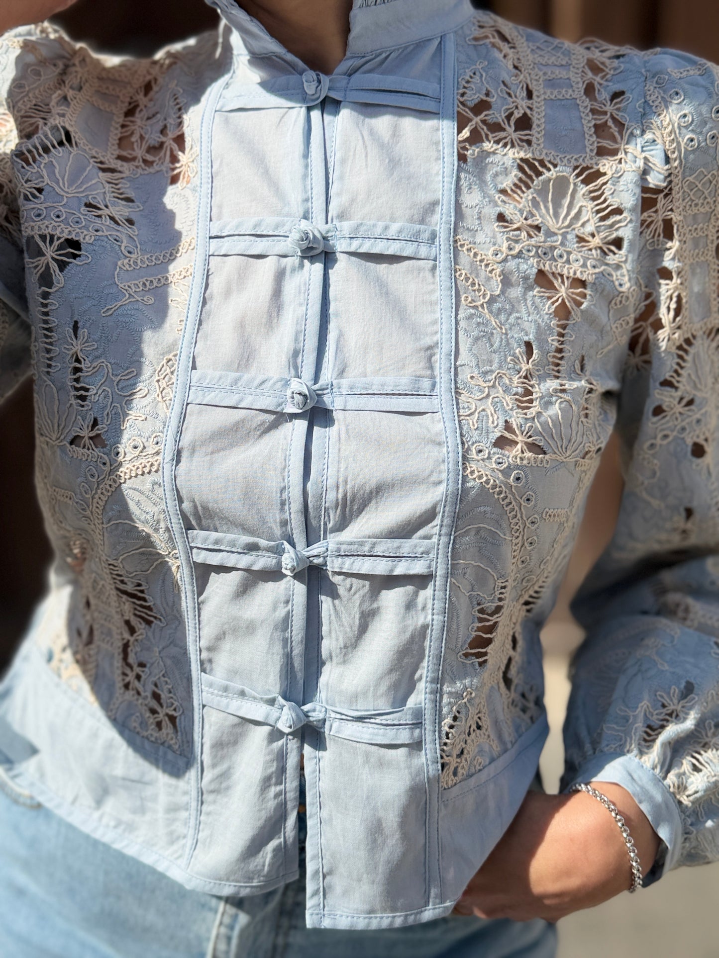 Tensione in Camicia con alamari in pizzo macramè celeste