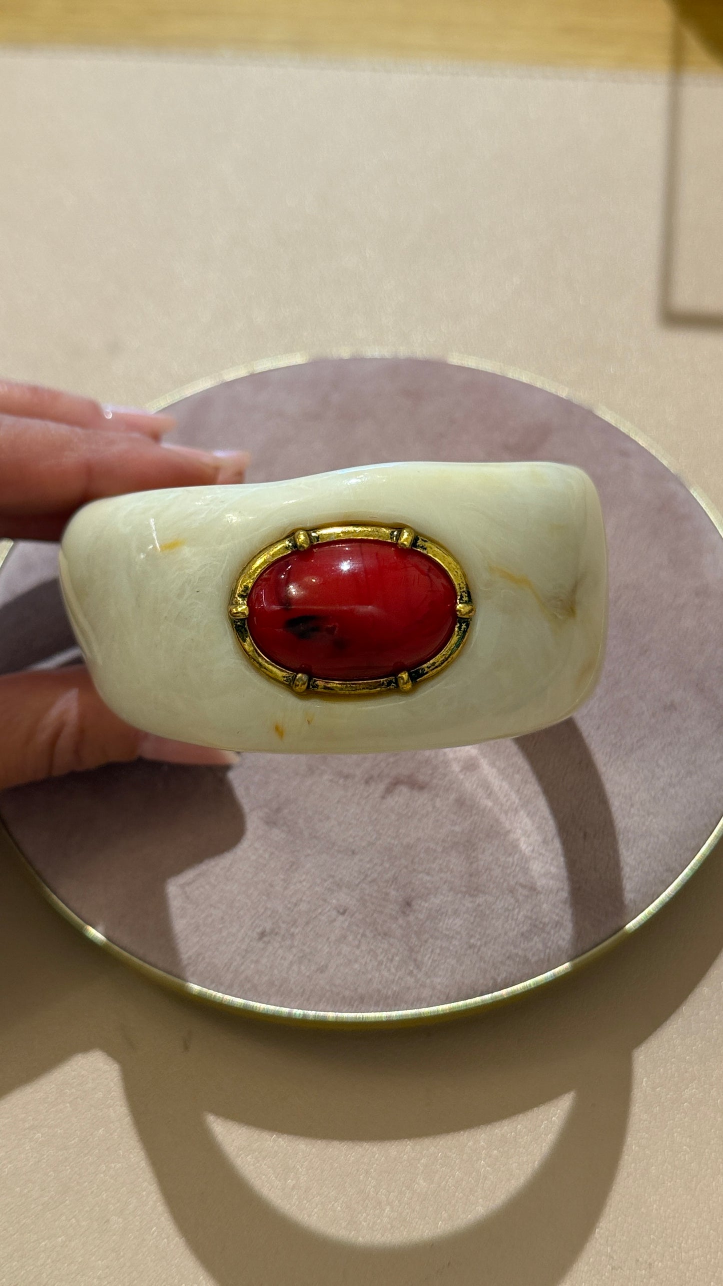 Bracciale rigido avorio con pietra Rossa