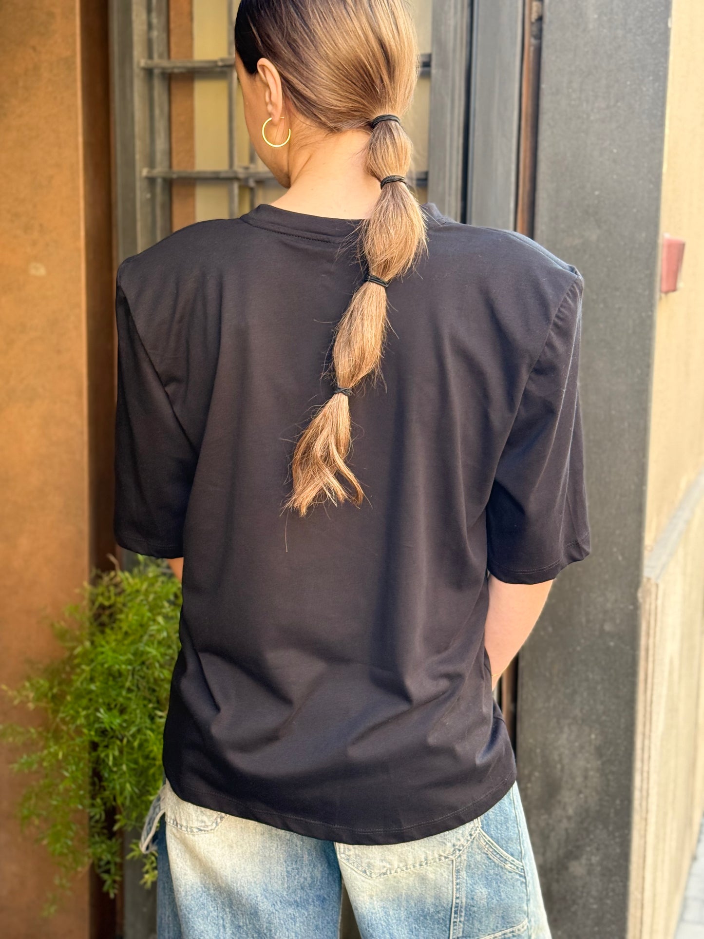 Tensione in T-shirt con spalline imbottite NERO