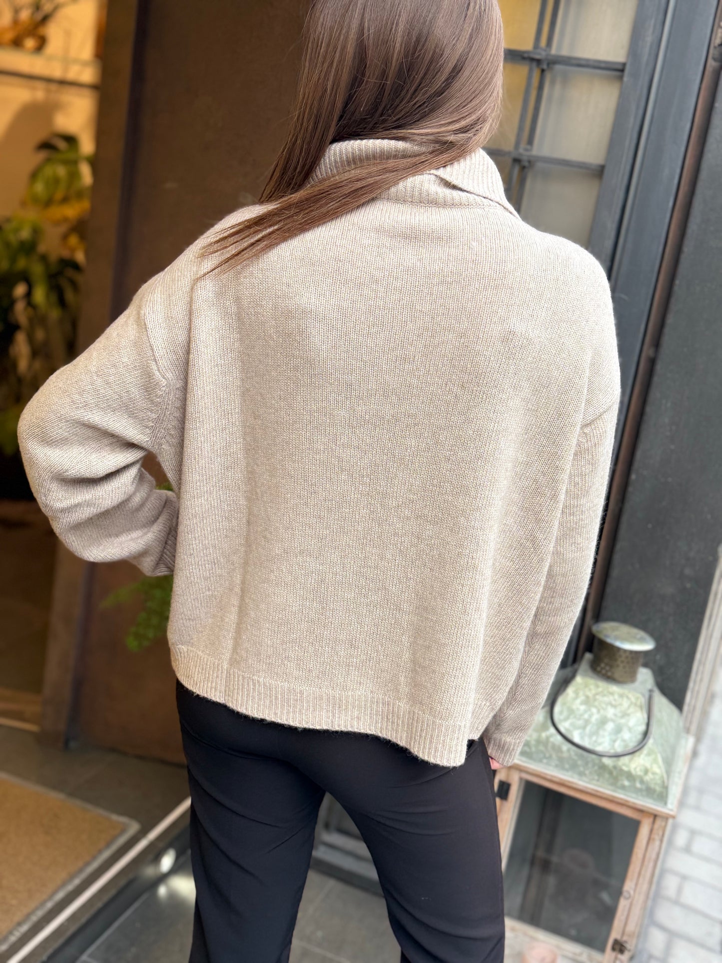 Tensione In maglione collo alto con maxi bottoni CACHA