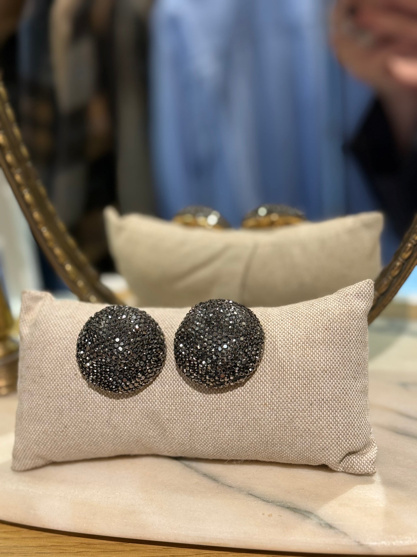 Orecchini bombati ORO con strass neri