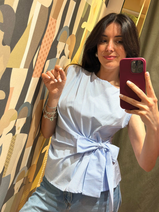 Top celeste millerighe con fiocco laterale