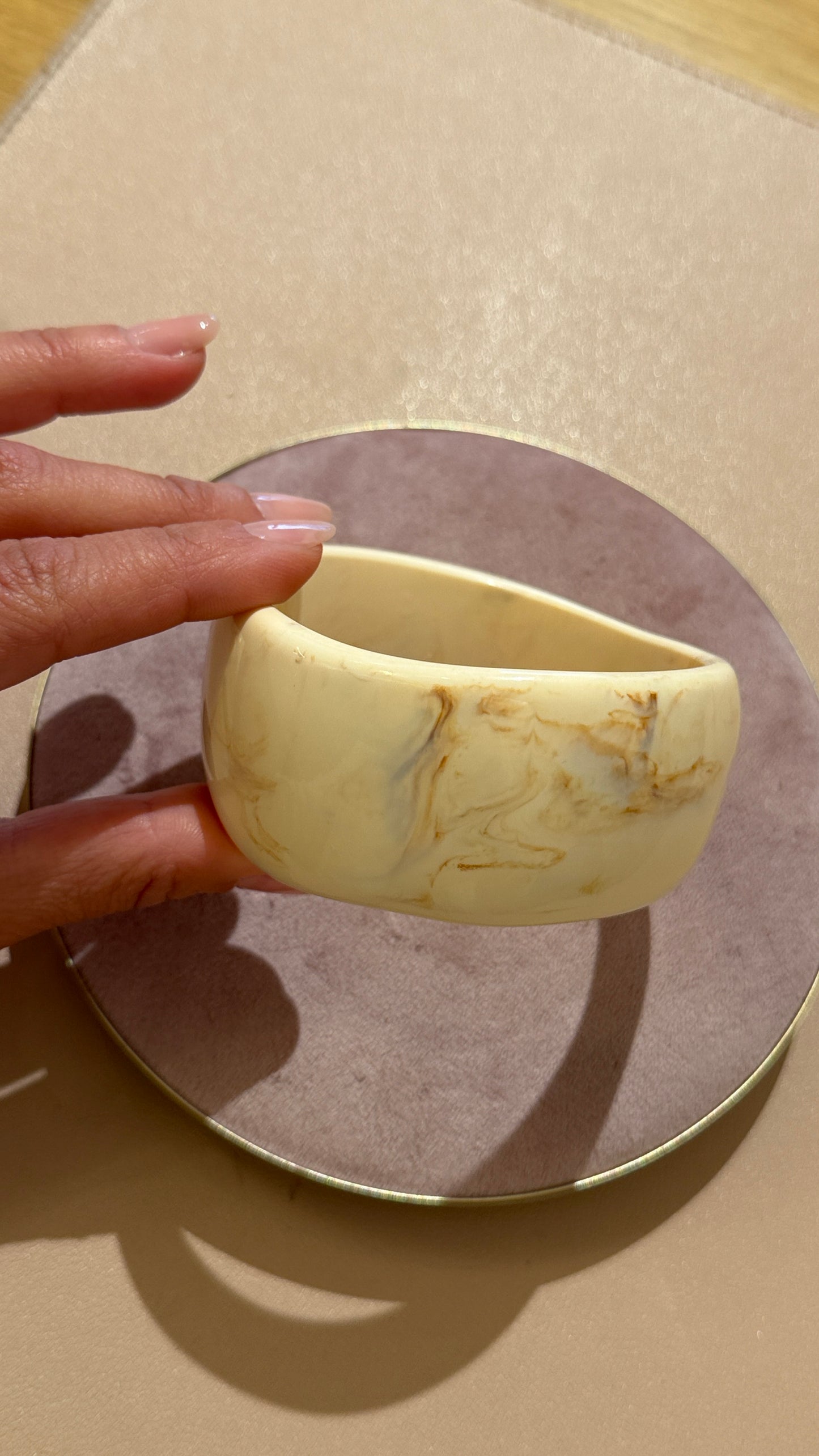 Bracciale rigido in resina avorio