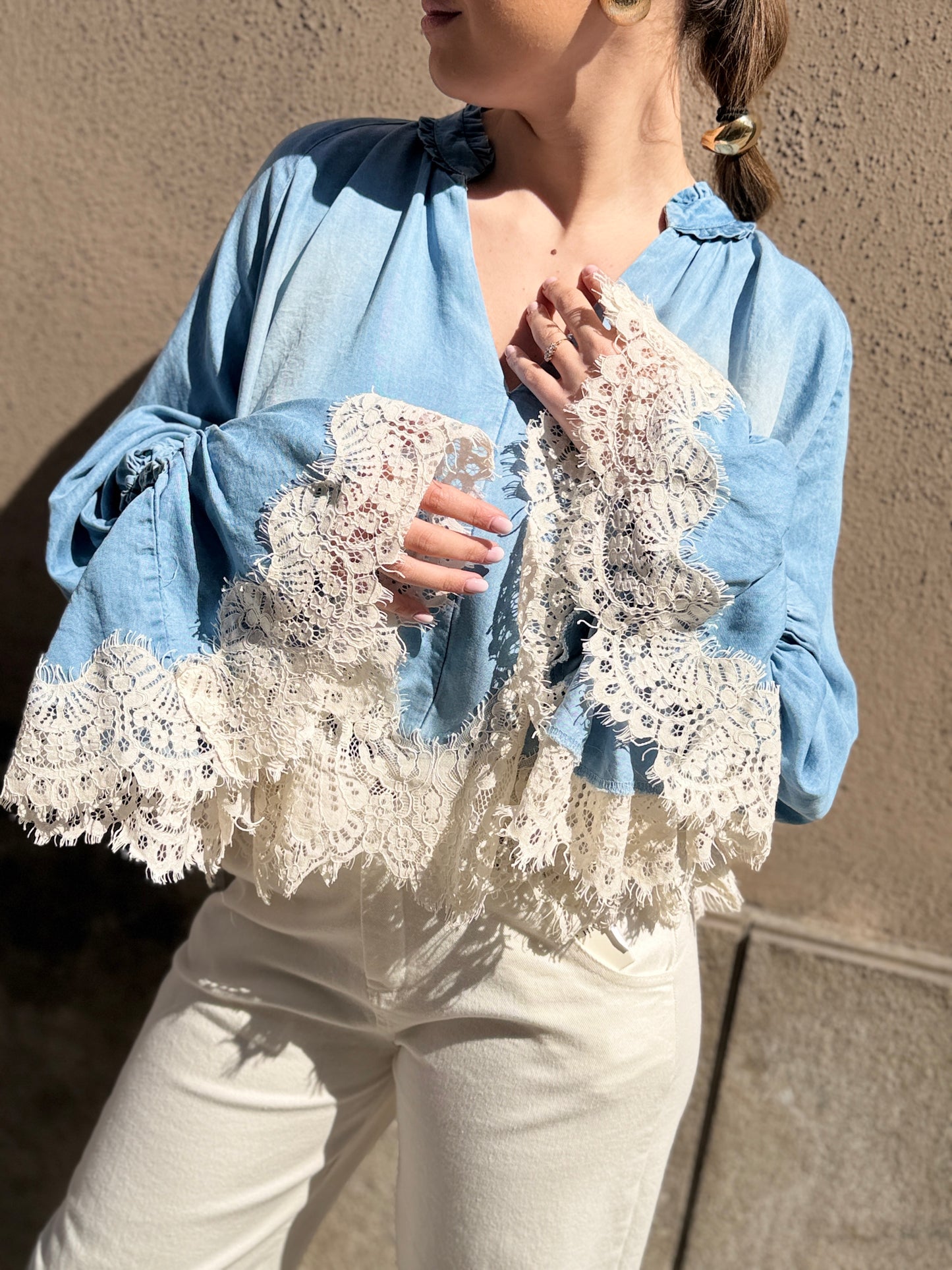 Tensione in Blusa in denim con pizzo