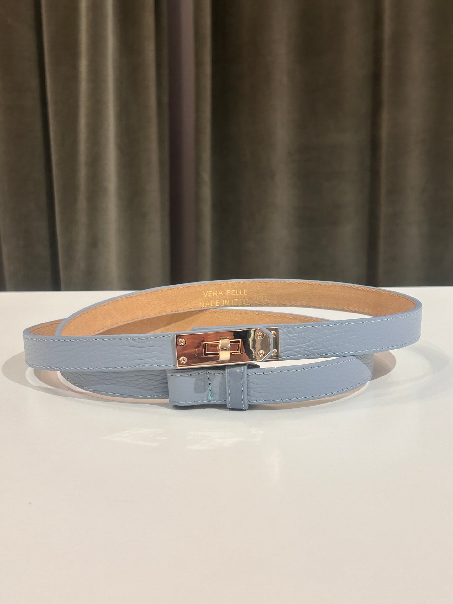 Cintura in pelle martellata con lucchetto CELESTE