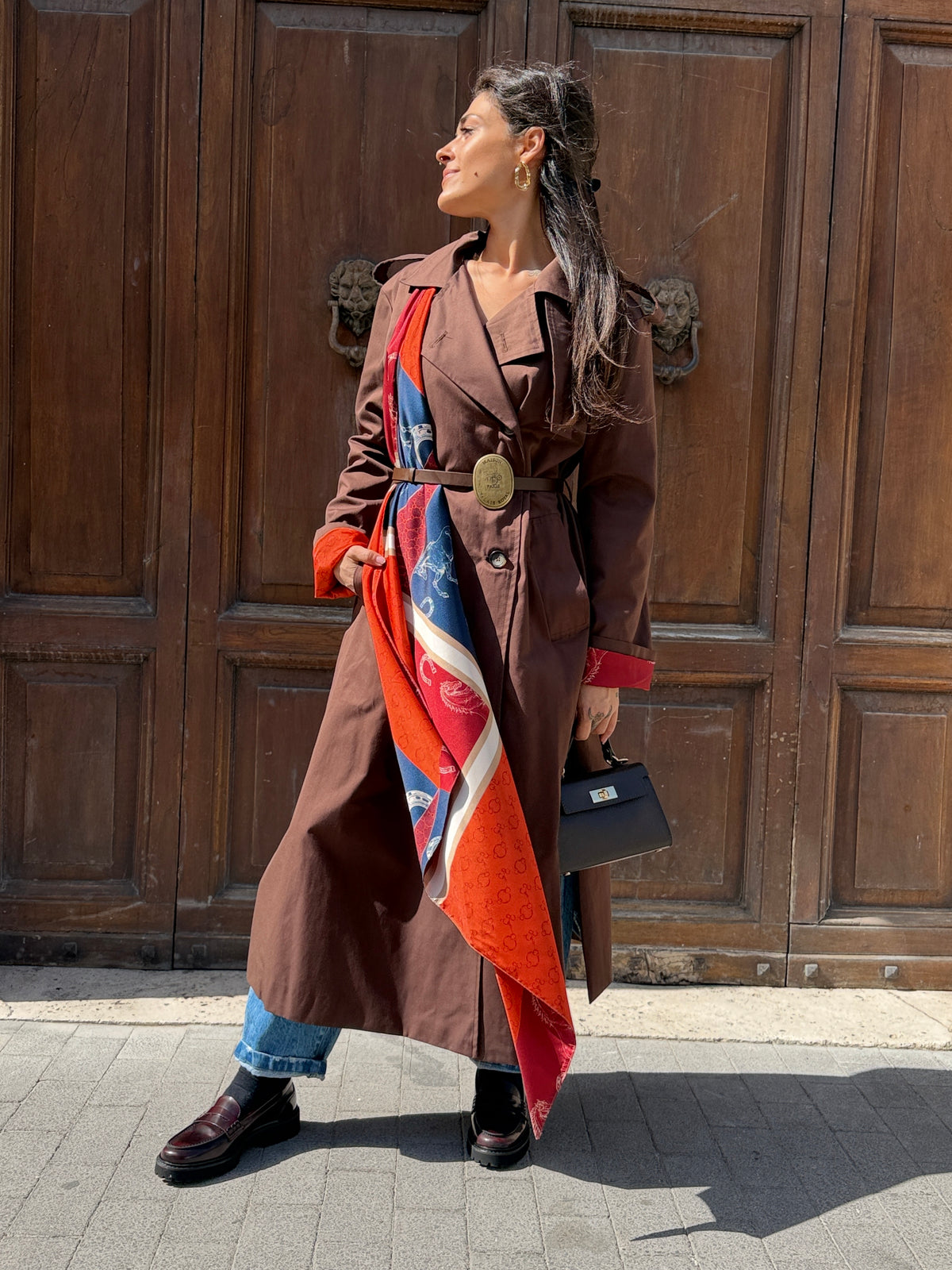 Tensione in Trench con foulard MORO
