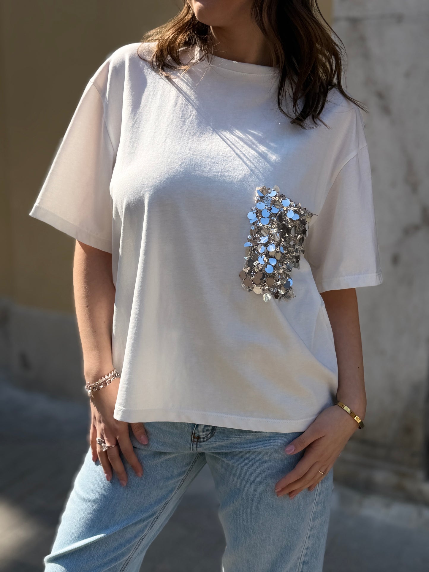 Tensione in T-shirt taschino paillettes
