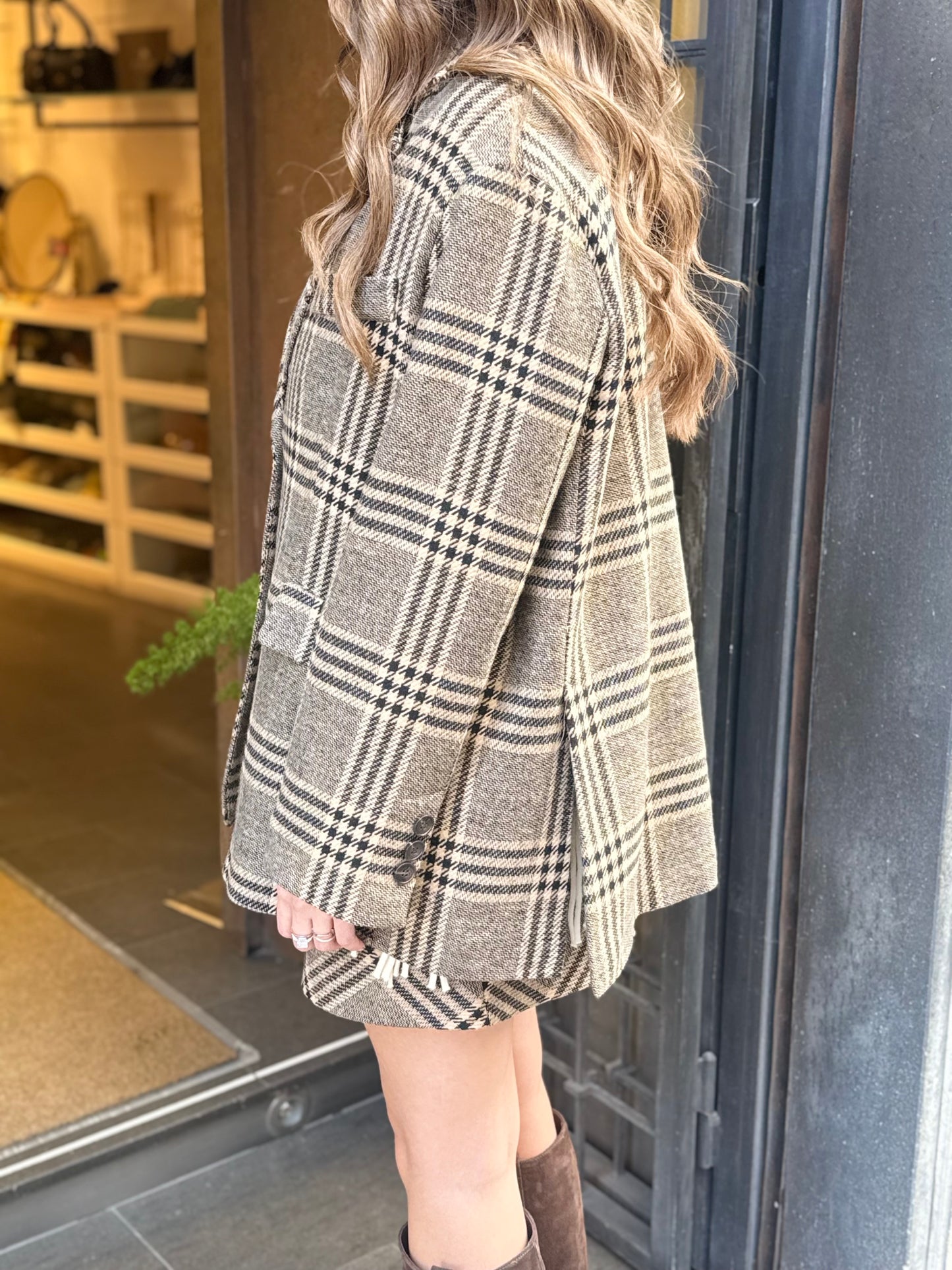 Tensione in Giacca Pied de poule con spilla