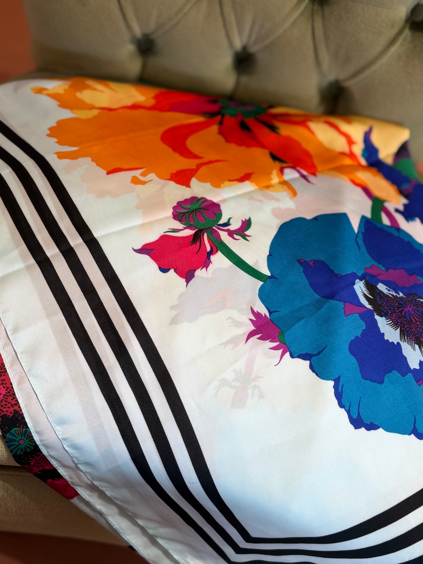 Stola con maxi fiori base CELESTE