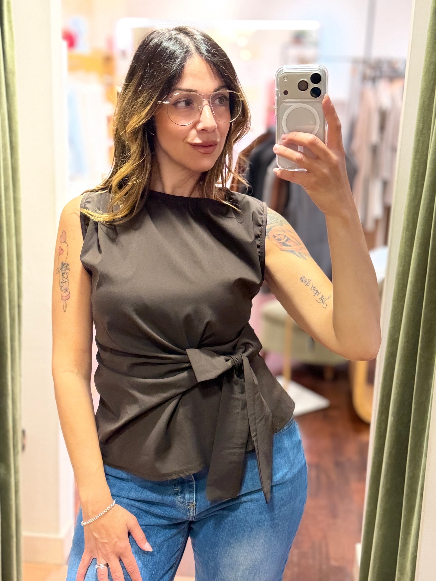 Top con fiocco laterale (disponibile in più colori)