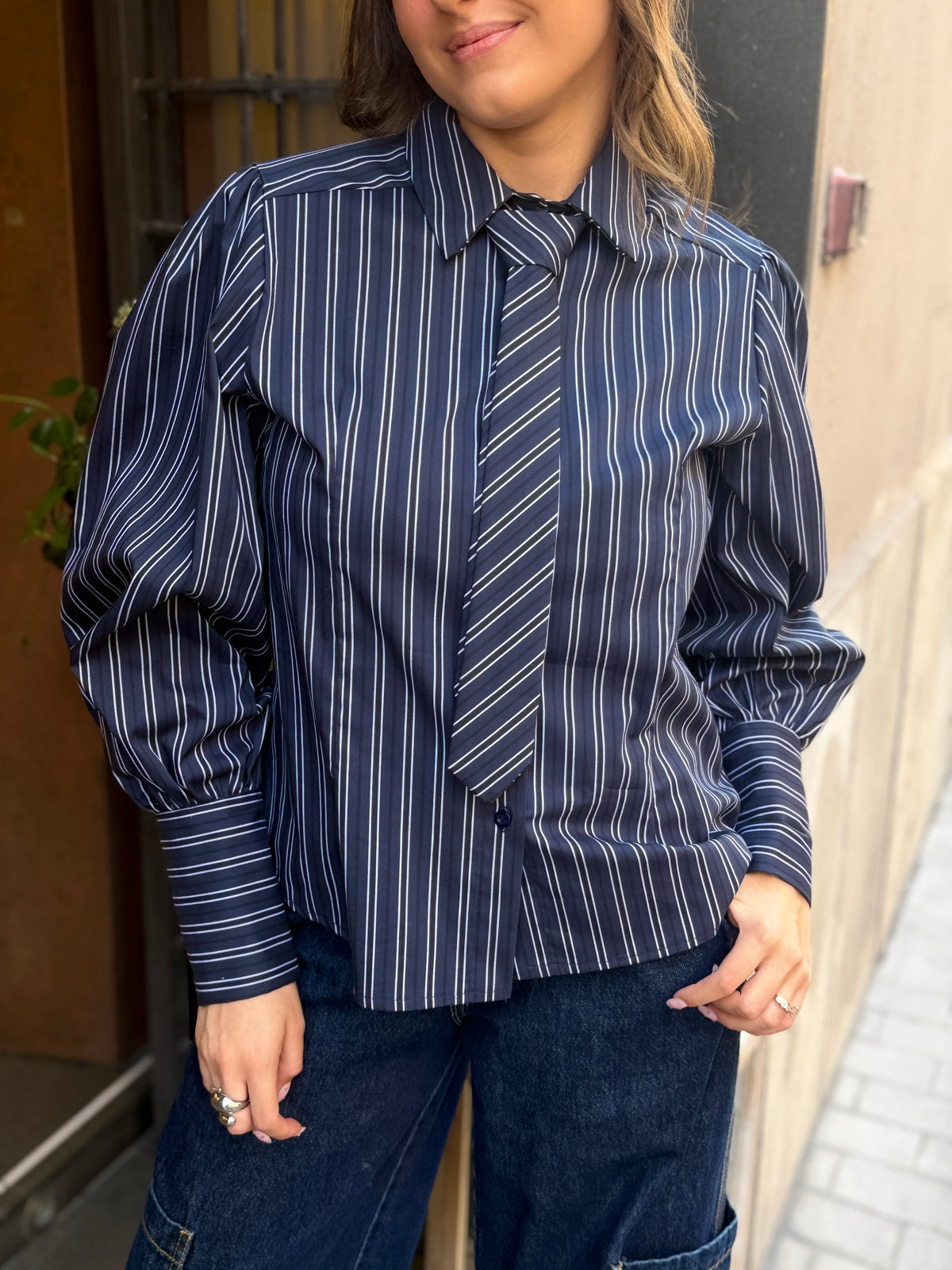 Camicia con cravatta a righe BLU/BIANCO