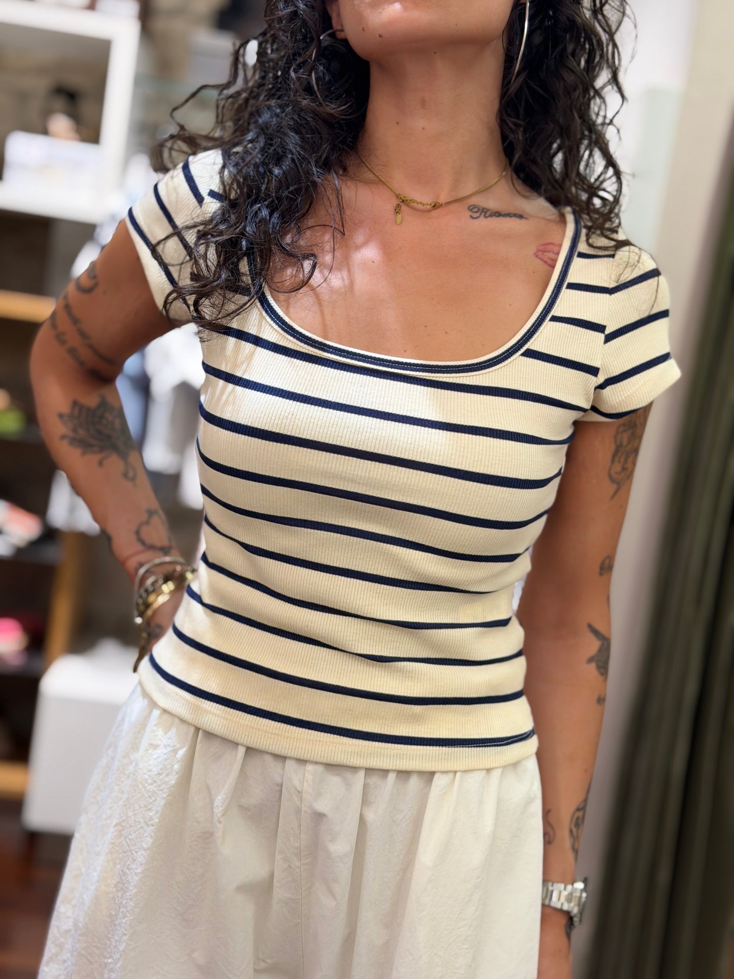 Tensione in T-shirt a righe blu/burro - Moro/burro