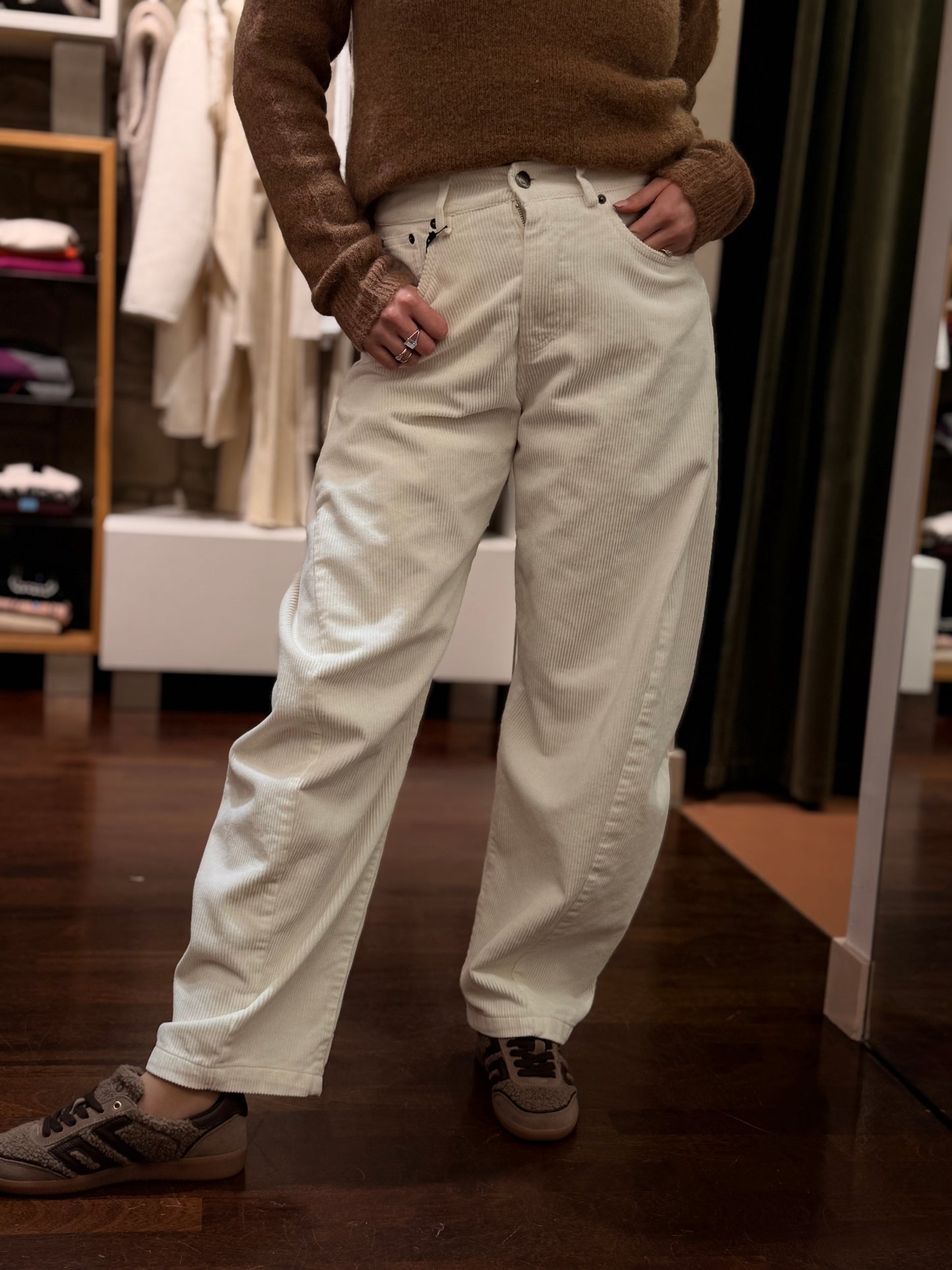 Tensione In Pantalone barrel velluto coste BURRO