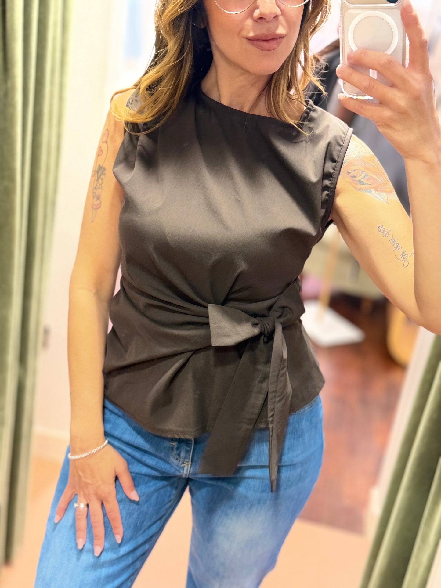 Top con fiocco laterale (disponibile in più colori)