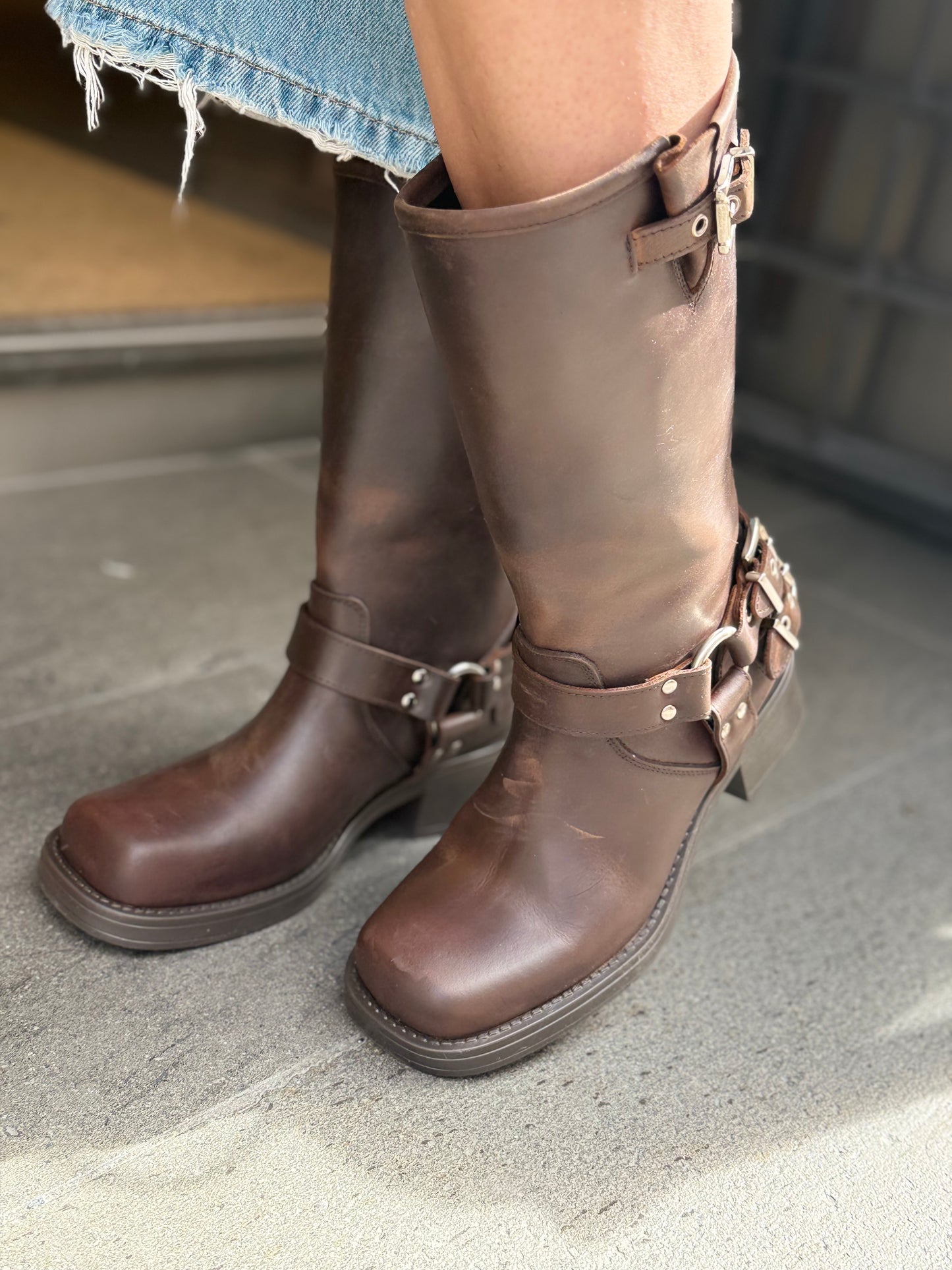 Ovyè Biker In Pelle Ingrassata con fibbie