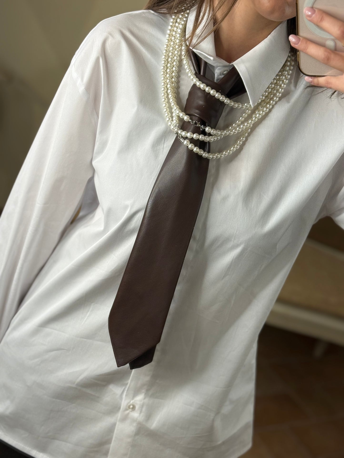 Tensione In Camicia con cravatta CIOCCOLATO e collana perle