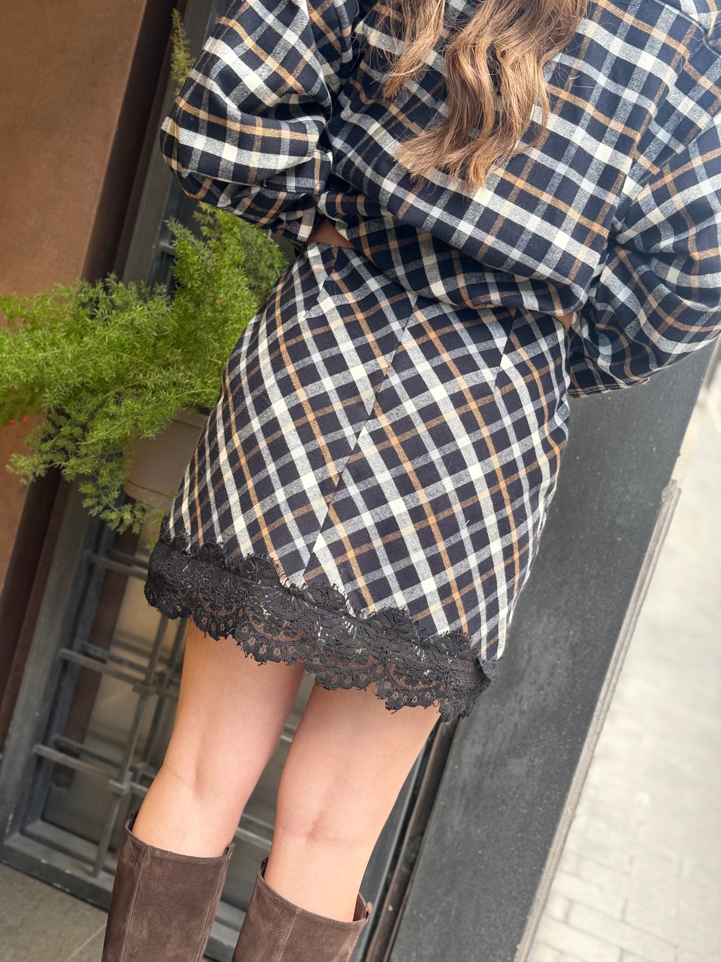 Tensione in mini gonna quadro con pizzo NERO