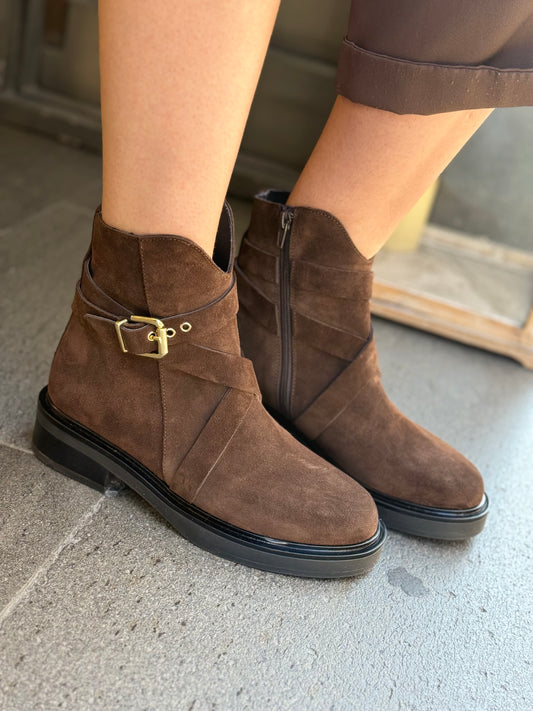 Stivaletto in camoscio con cinturino e fibbia MORO