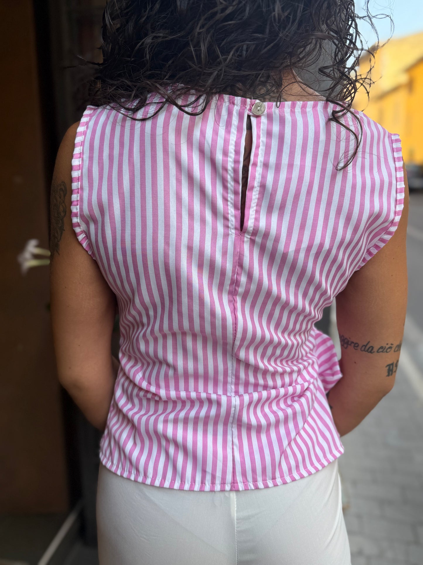 Top bacchettato con fiocco laterale Rosa/bianco