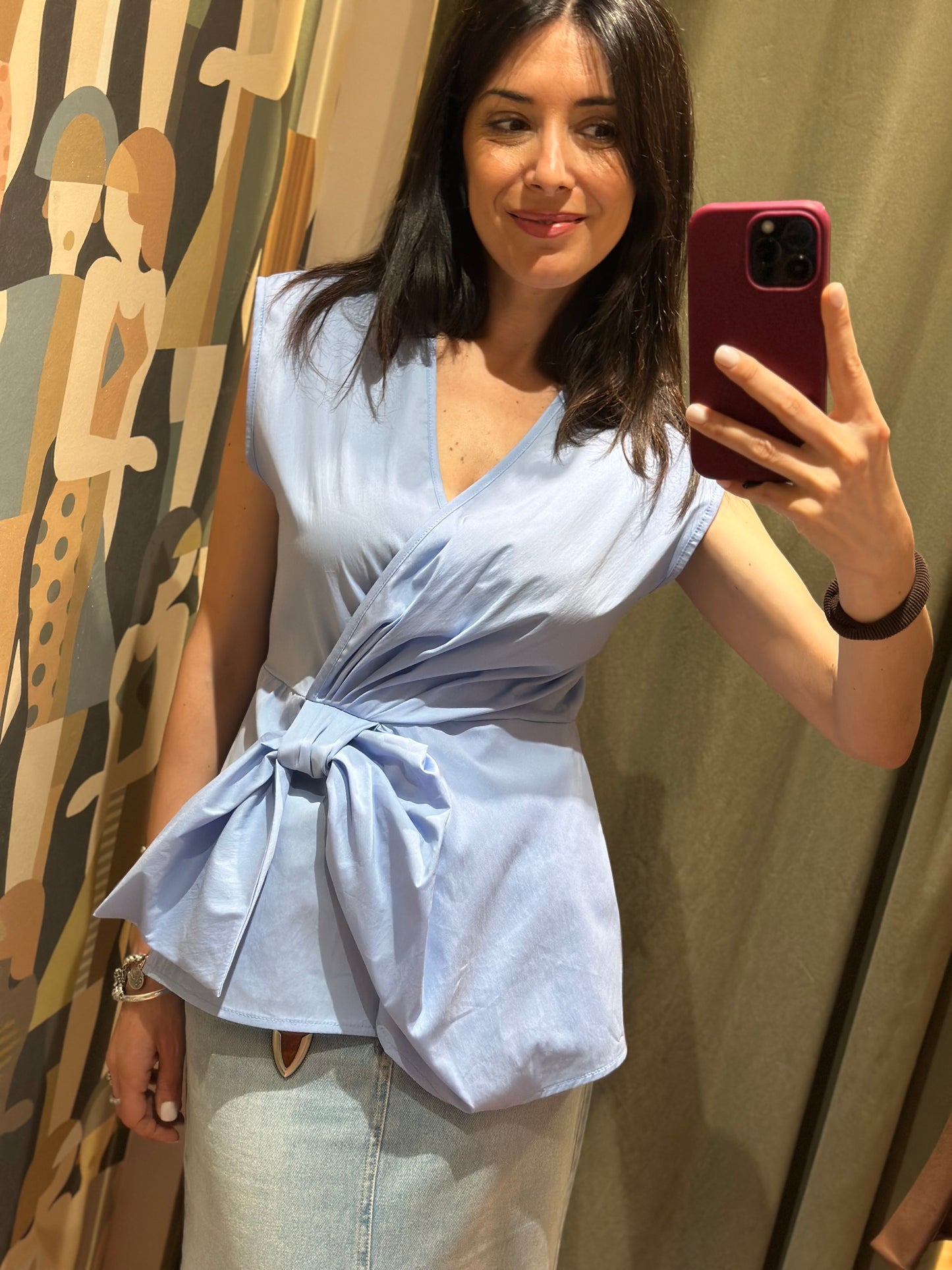 Top con nodo scollo a V (disponibile in più varianti colore)