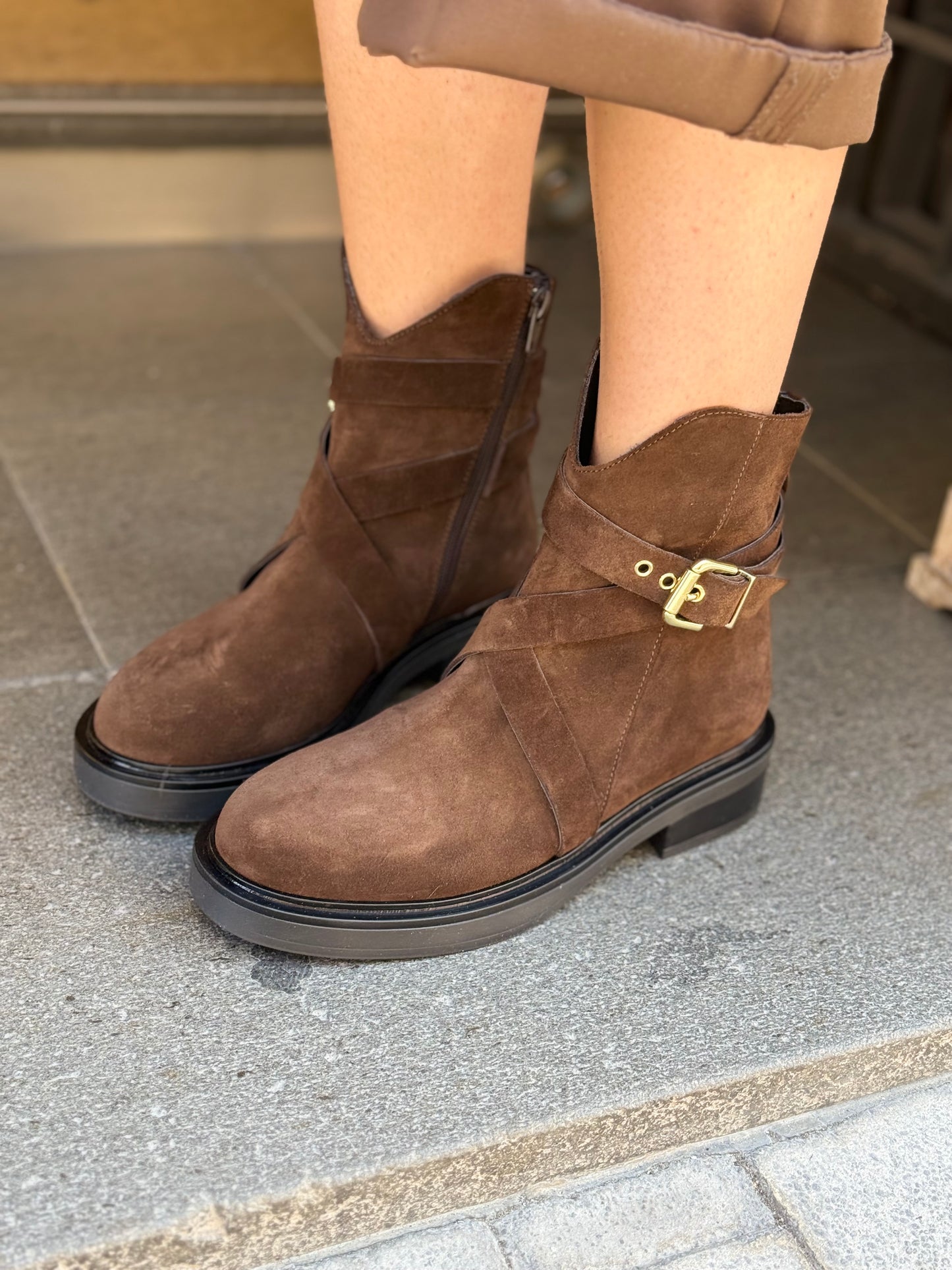 Stivaletto in camoscio con cinturino e fibbia MORO