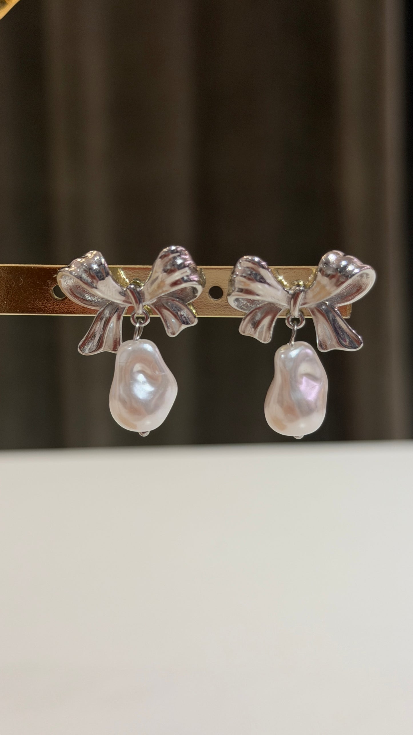 Orecchini fiocchi con perla pendente Argento