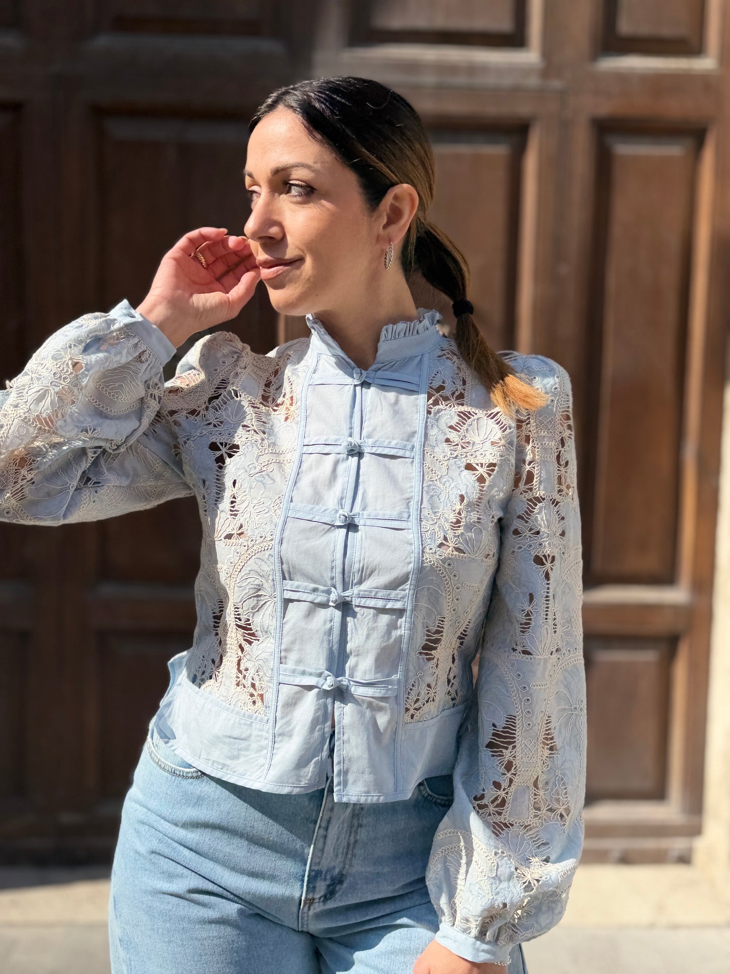 Tensione in Camicia con alamari in pizzo macramè celeste